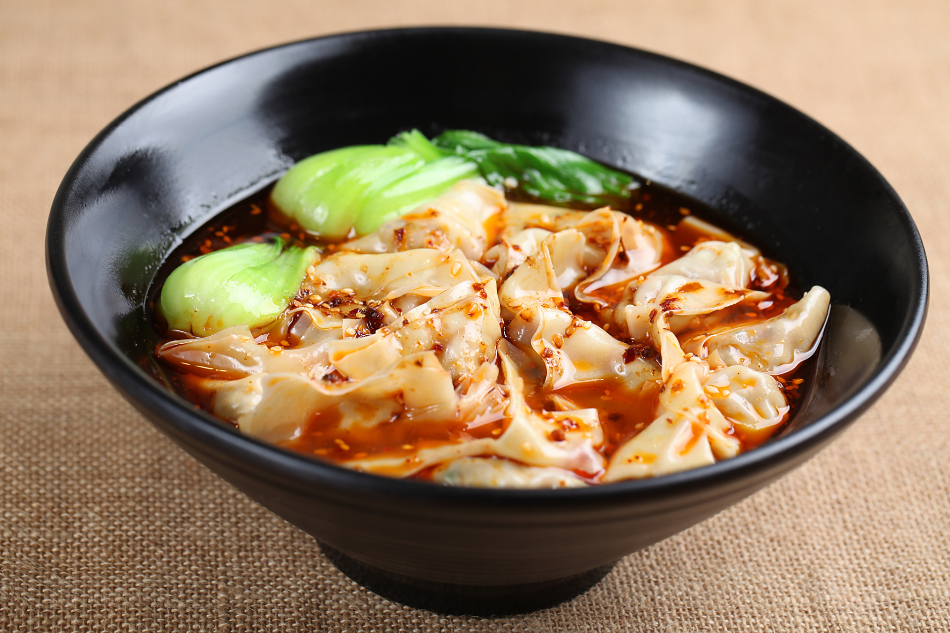 红油抄手是四川和重庆地区的一种特色小吃,属于川菜系.