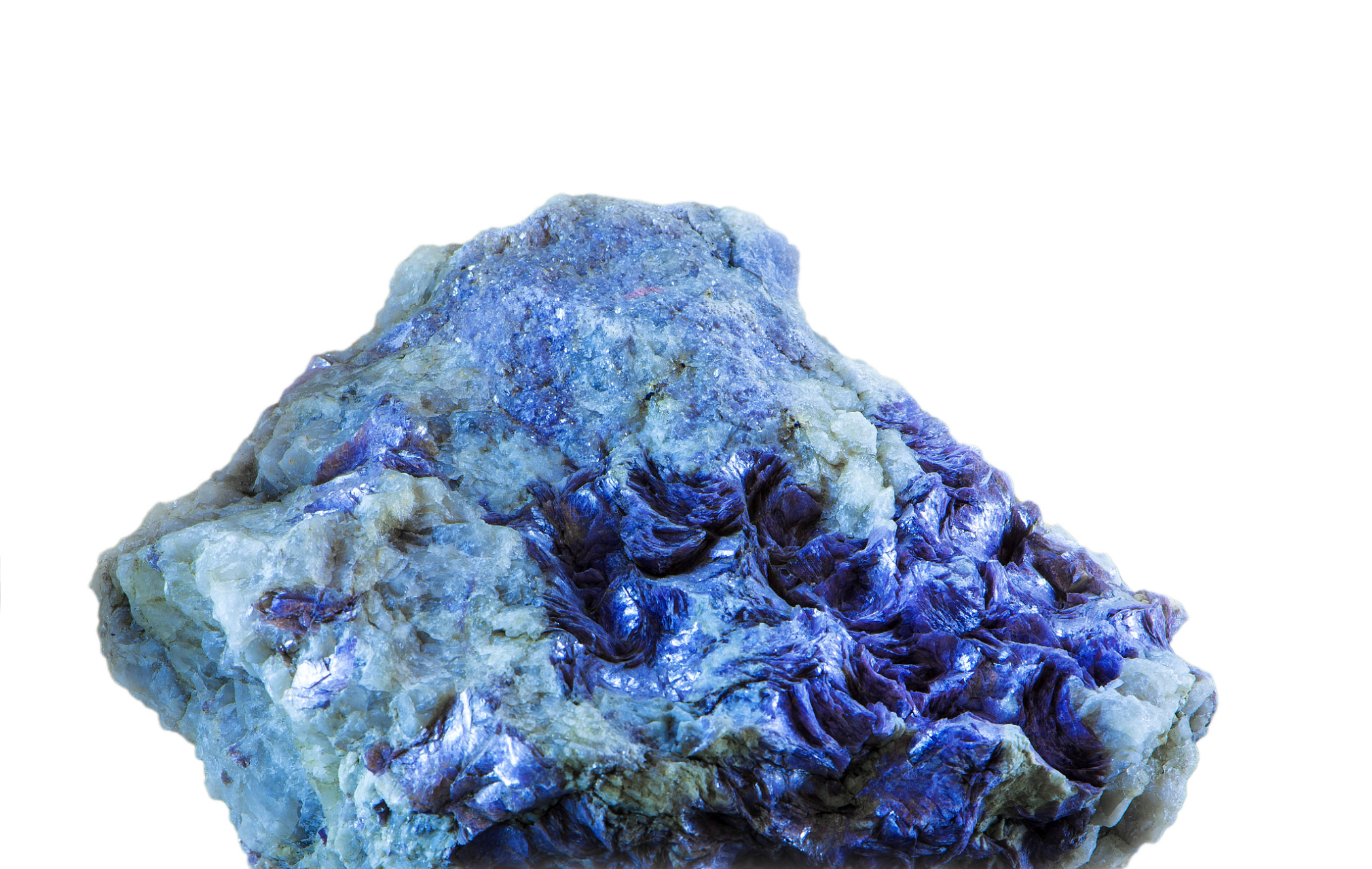 阿勒泰富蕴县的海蓝宝石是一种珍贵的宝石,以其独特的蓝色和透明度而