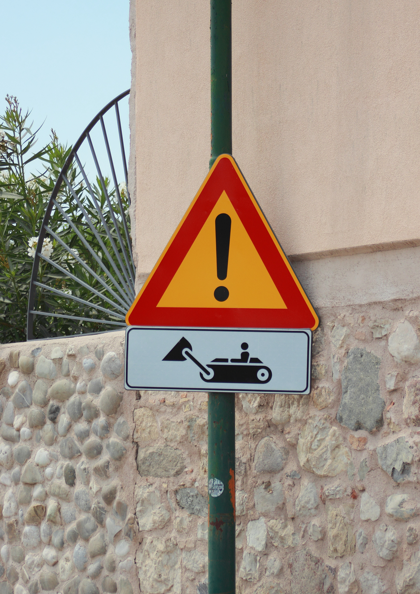 大家得长个心眼儿,这脆弱的护栏哪是休息的靠山啊?