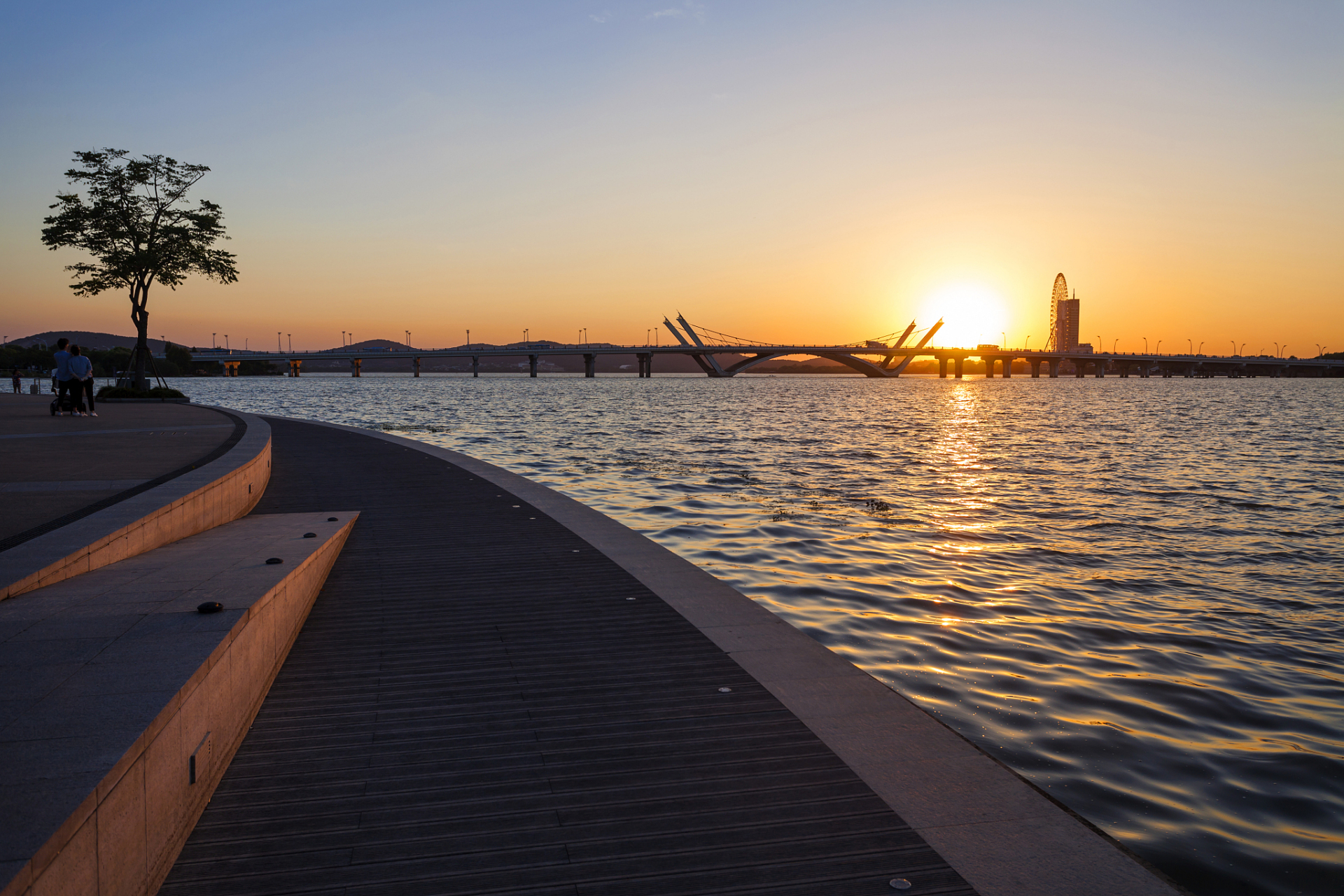 阳光洒在波光粼粼的海面上,一群海鸥在天空中自由翱翔,眼前的这一切