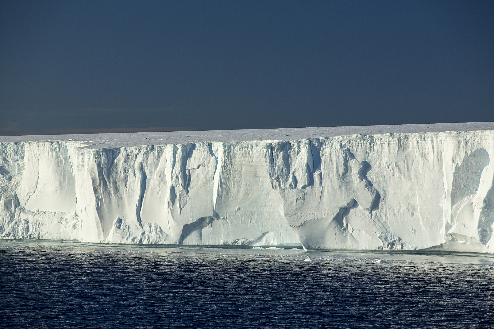 南极为什么存在庞大的冰墙?为什么南极洲会禁止飞机飞行?