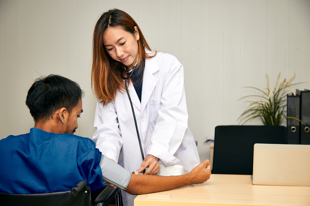 有一次跟朋友一起去医院做体检,验尿的时候医生给每人发一个小纸杯,是