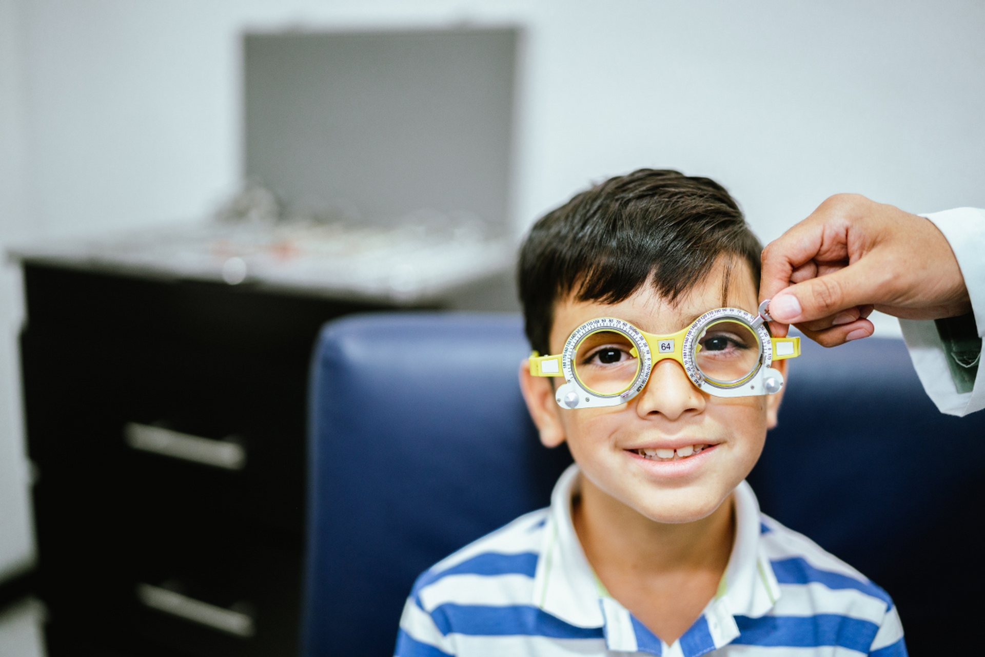 超八成高中生近视,家长焦虑寻求治疗方法.