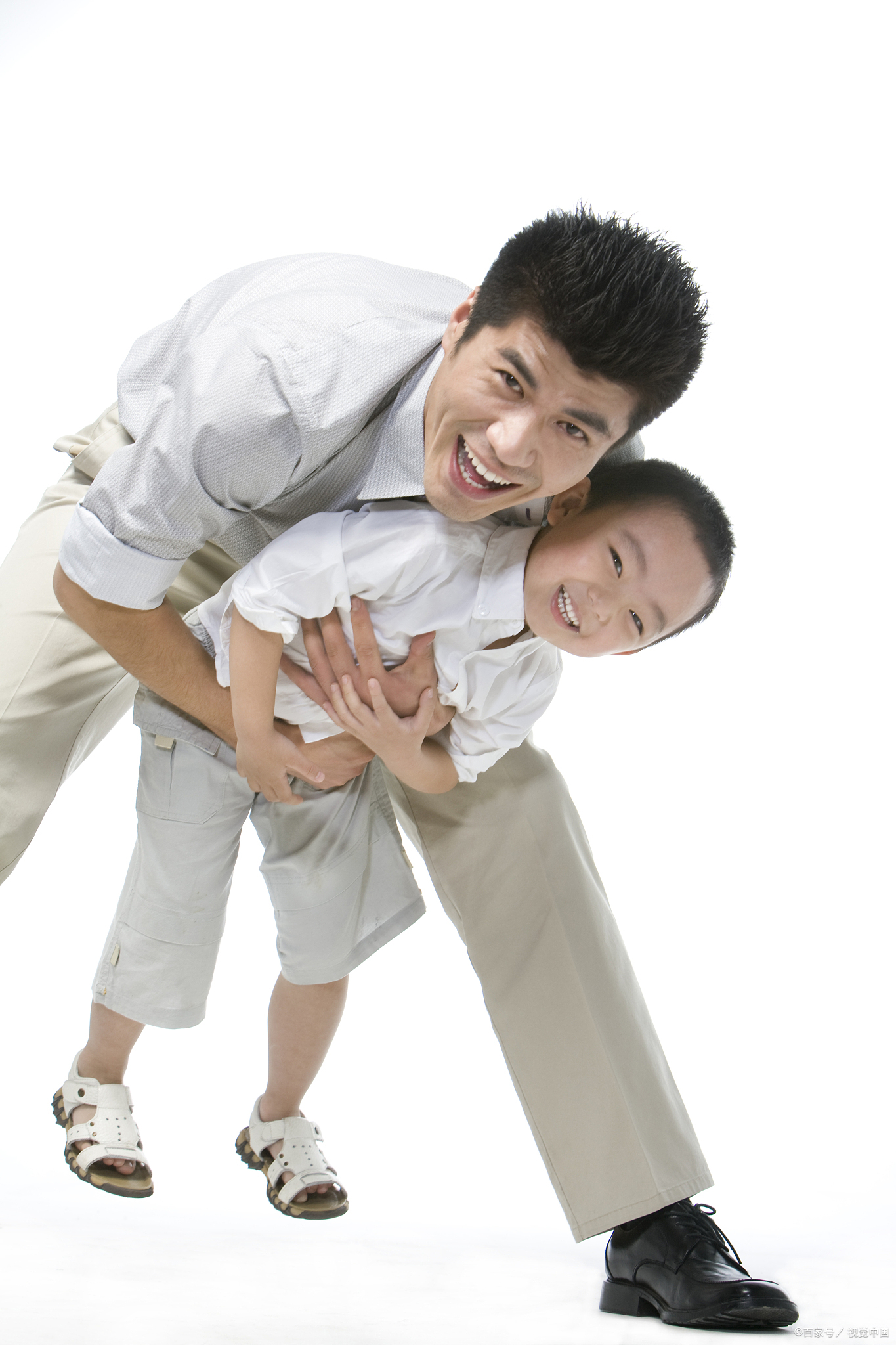 提离婚后我搬出家,找不到衣服上学要迟到的儿子,打19个电话给我