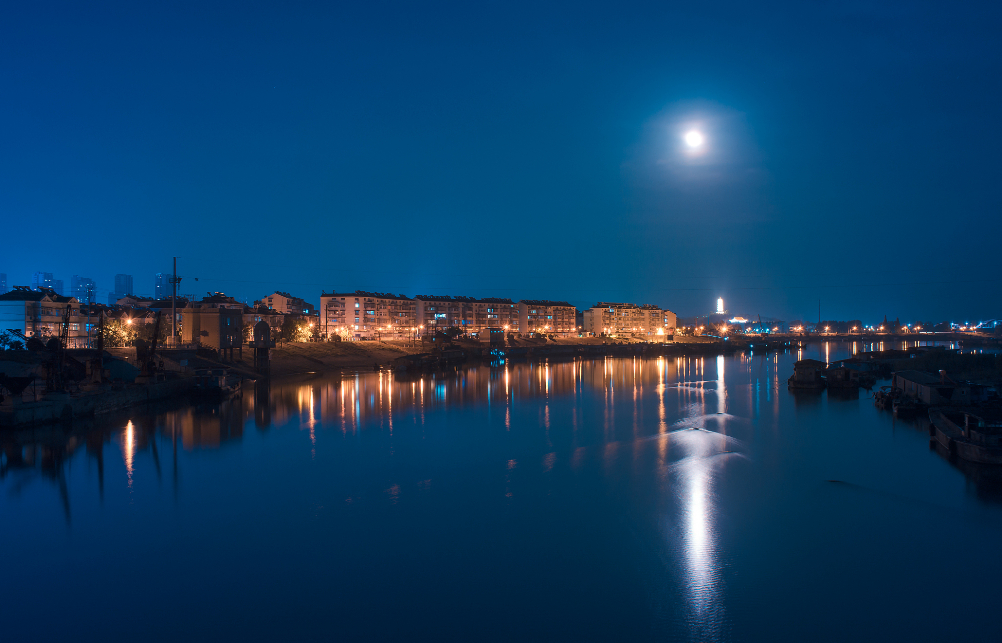 夜思(李说一原创七绝) 阑珊灯火映西楼,旧事故人上心头.