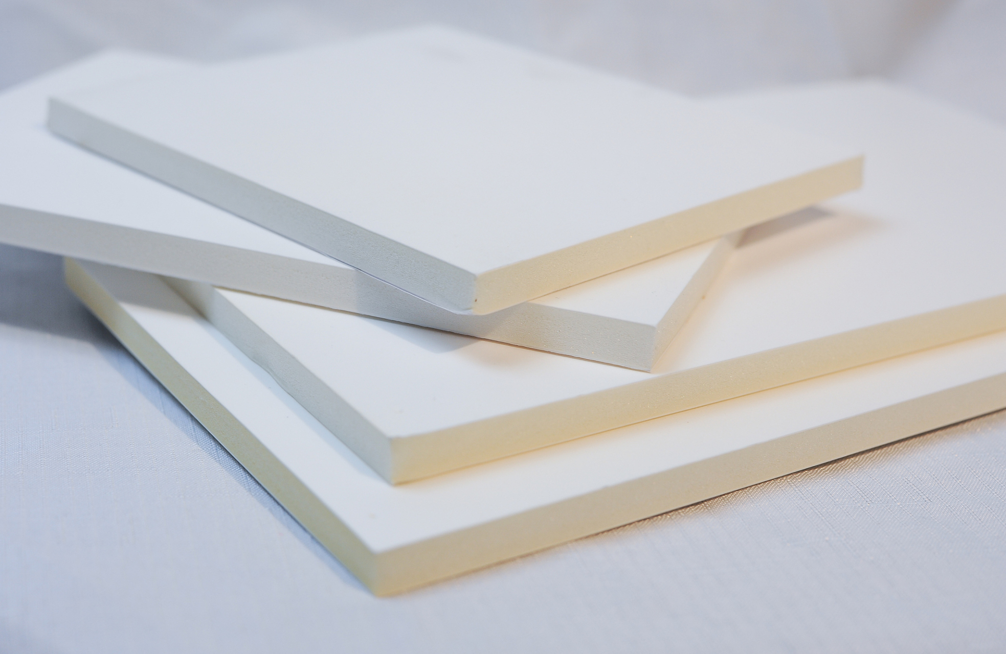 聚四氟乙烯板,也被称为ptfe板,具有以下特点:优异的