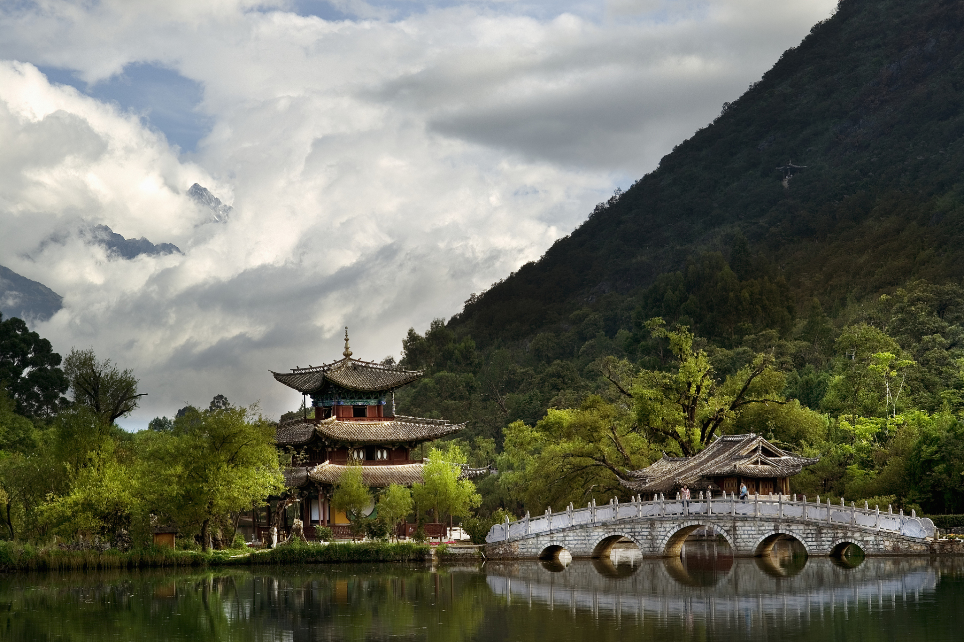 千年文化与自然奇景相融:九寨沟,南山公园美不胜收;石刻博物馆承载千