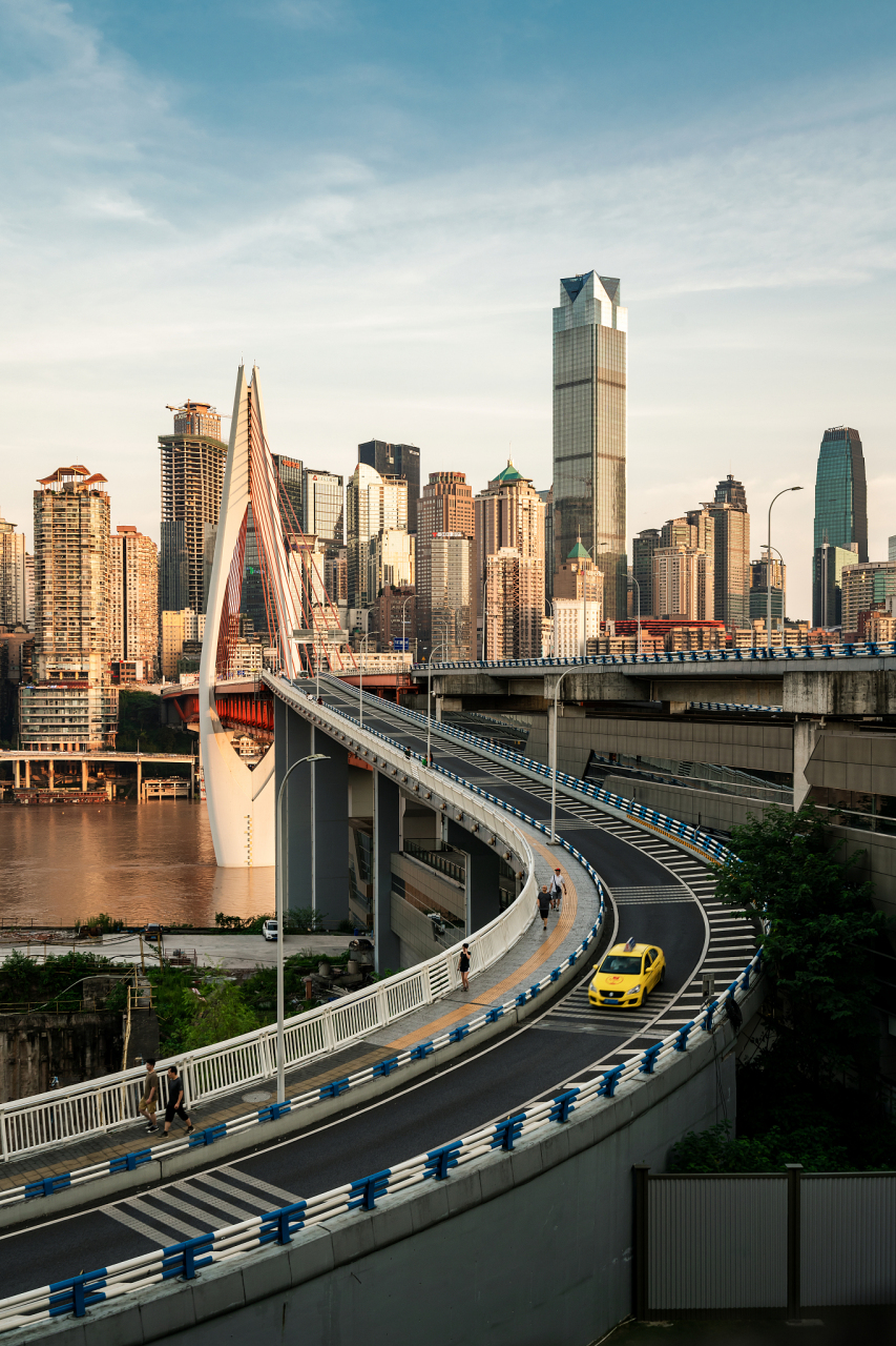 在重庆,过马路可能是比较痛苦的一件事情,尤其对那些相对方向感比较差