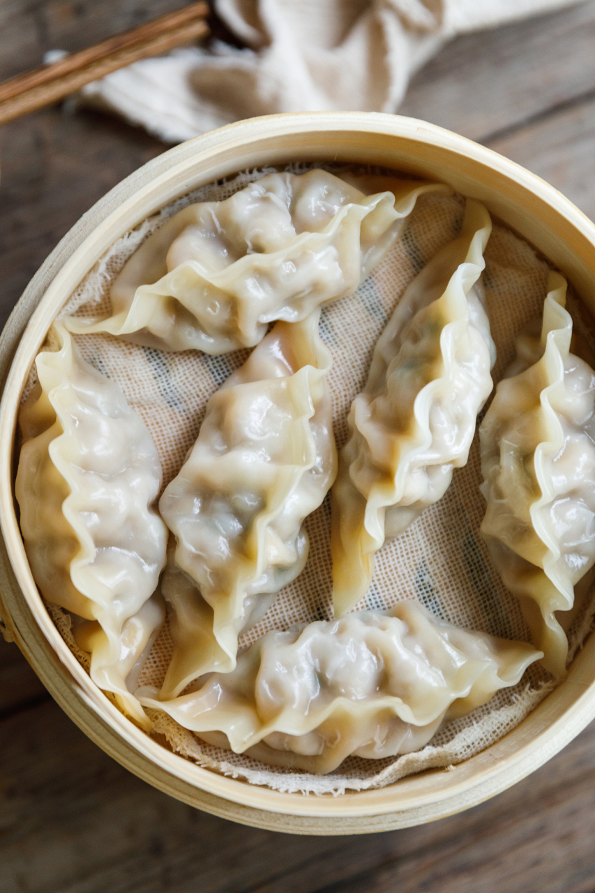 一般来说,如果用热水蒸饺子,饺子的皮容易破裂,而且口感会变得很硬.