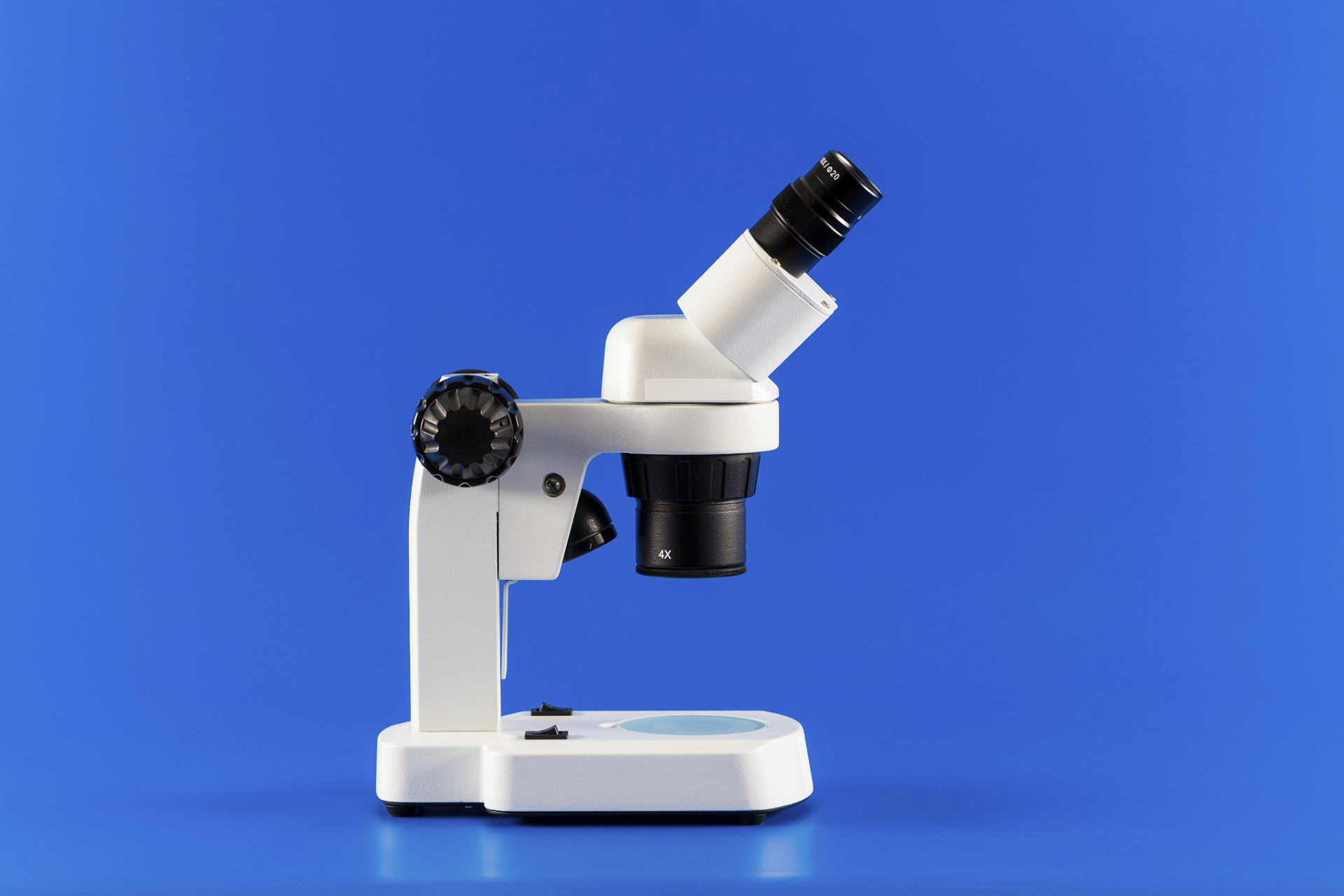 莱卡显微镜是一种优秀的显微镜品牌,结构简单,使用方便,成像清晰,稳定