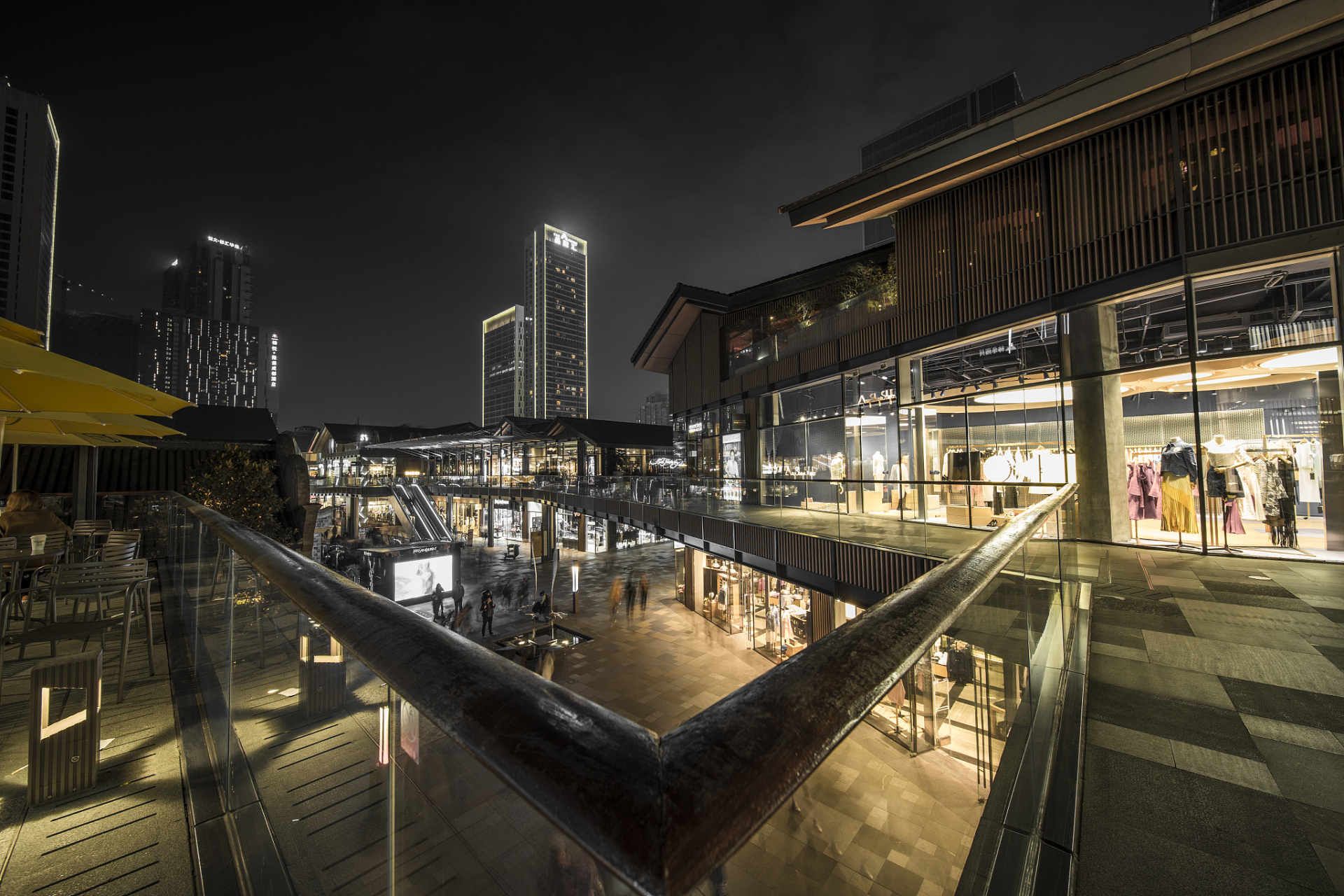 太古里作为成都市中心的高端商业综合体,一直以来都以其时尚,高雅的