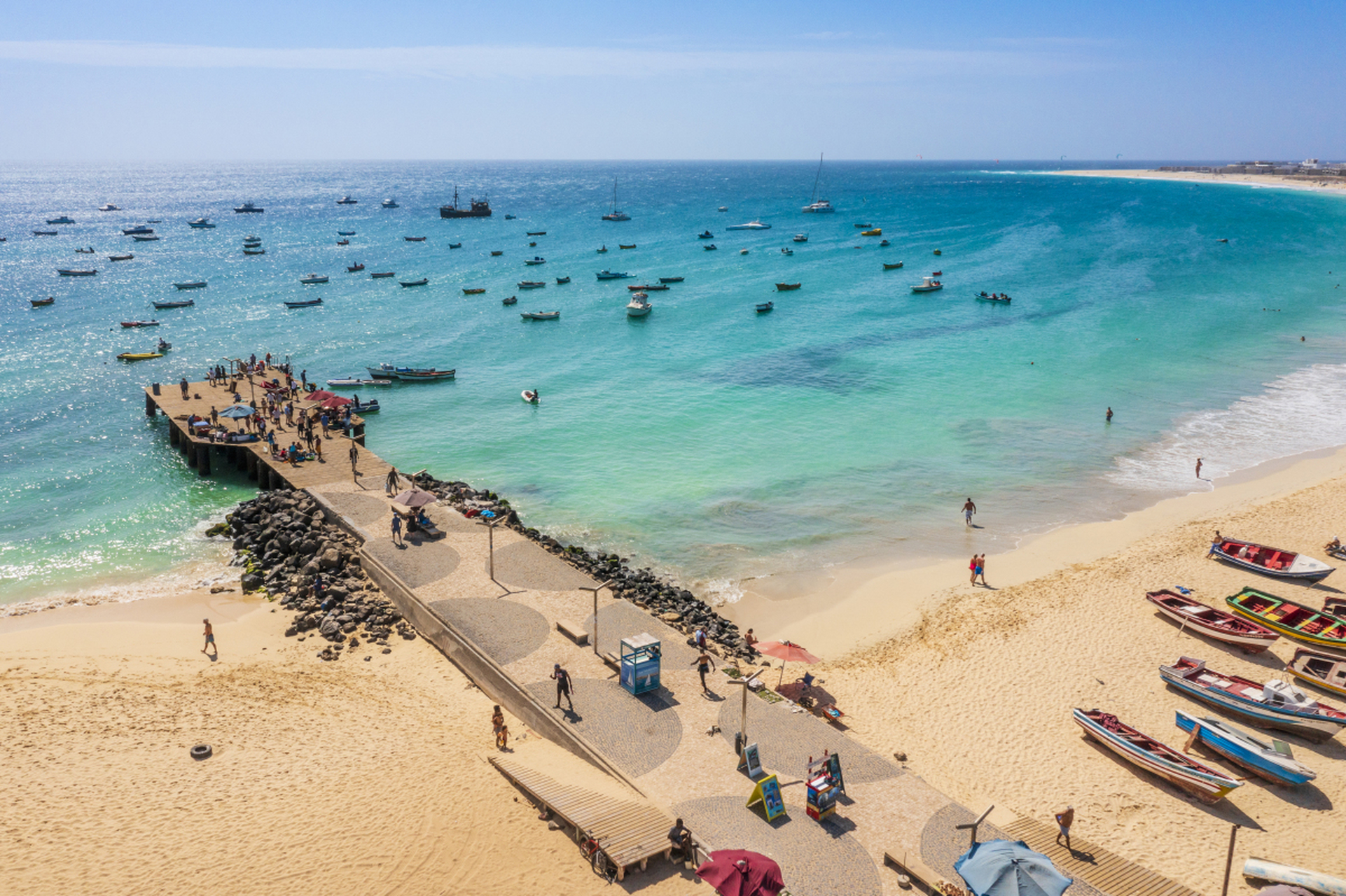 威基基海滩:这里可以划船,冲浪,夕阳西下之时,还可以沿着沙滩散步