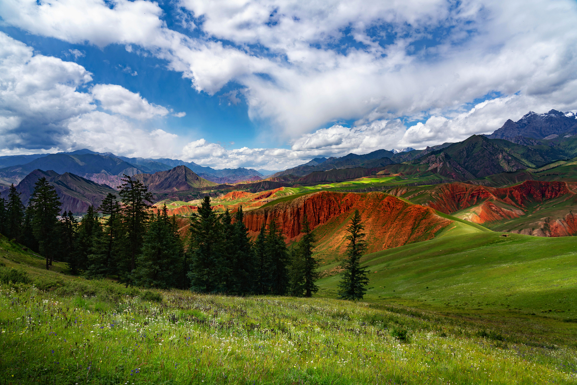 那拉提鹰旋峰位于新疆巴音郭楞蒙古自治州,是一处美丽的自然风景区