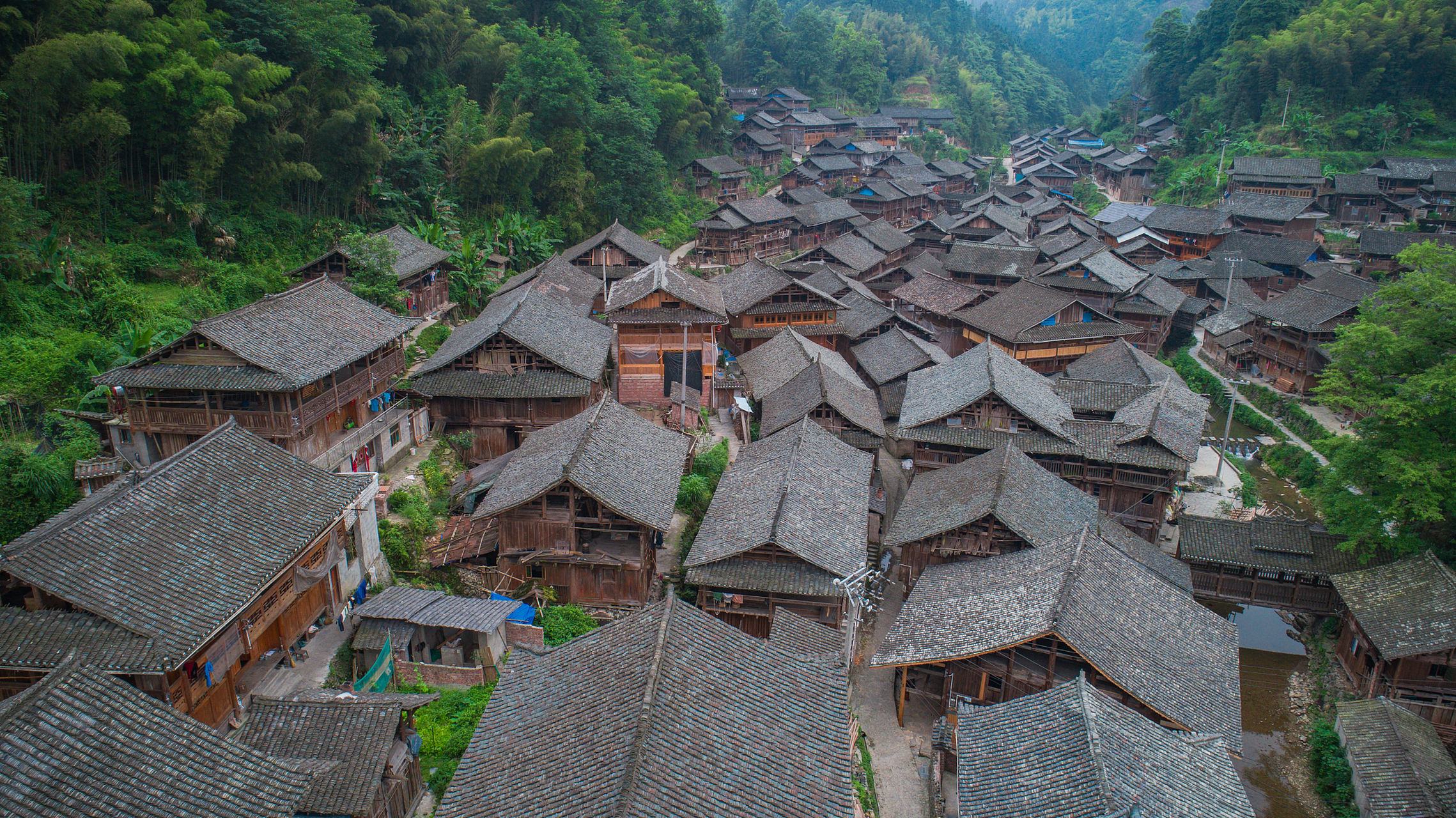 镜头里的春天# 春色撩乱的安顺云峰屯堡文化村,展现了其古朴历史韵味