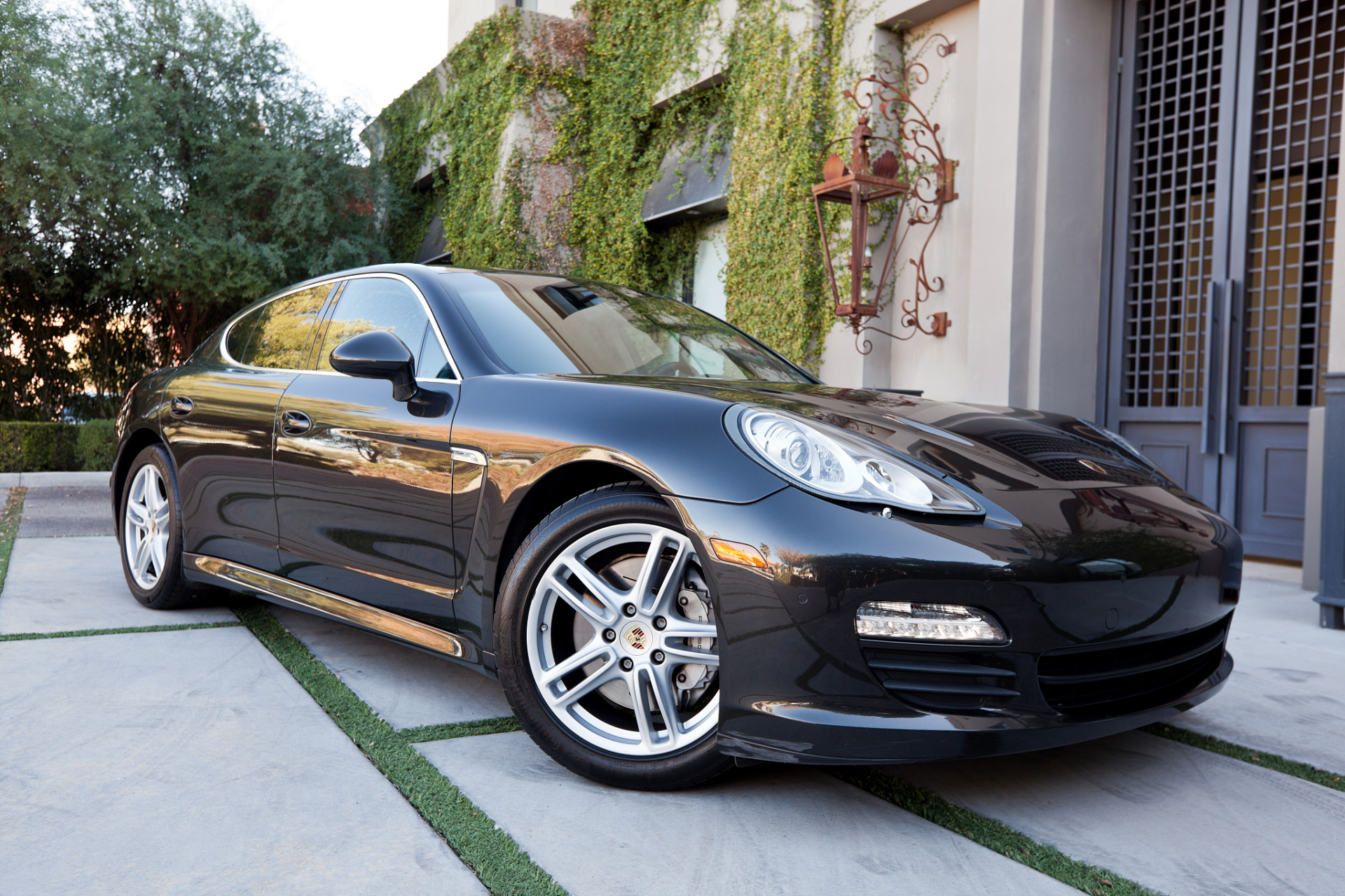 保时捷帕美是一款高性能豪华轿车,以其卓越的动力和操控性能而著名.