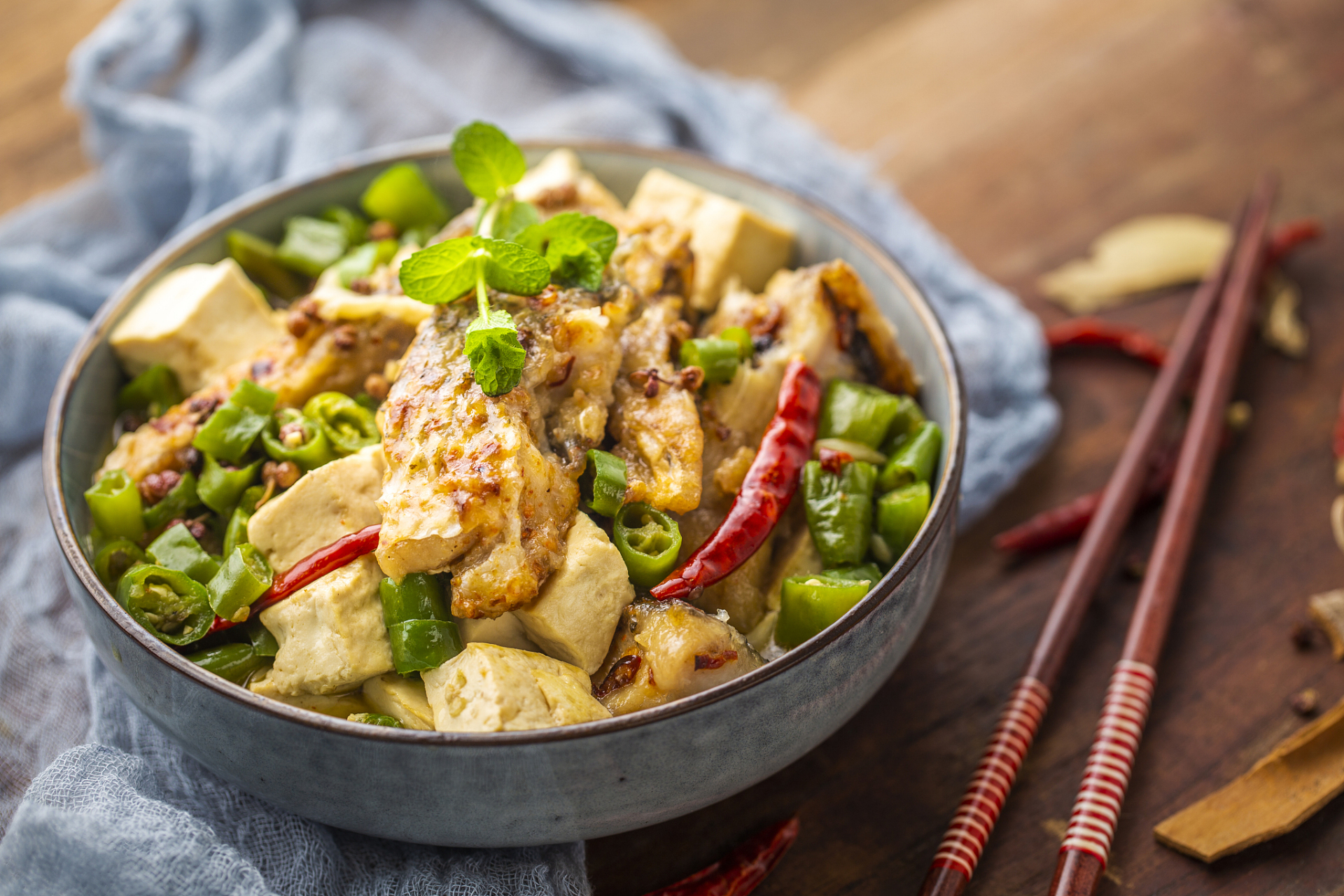 双椒臭豆腐,顾名思义,是以臭豆腐为主料,配以青红辣椒制作而成.