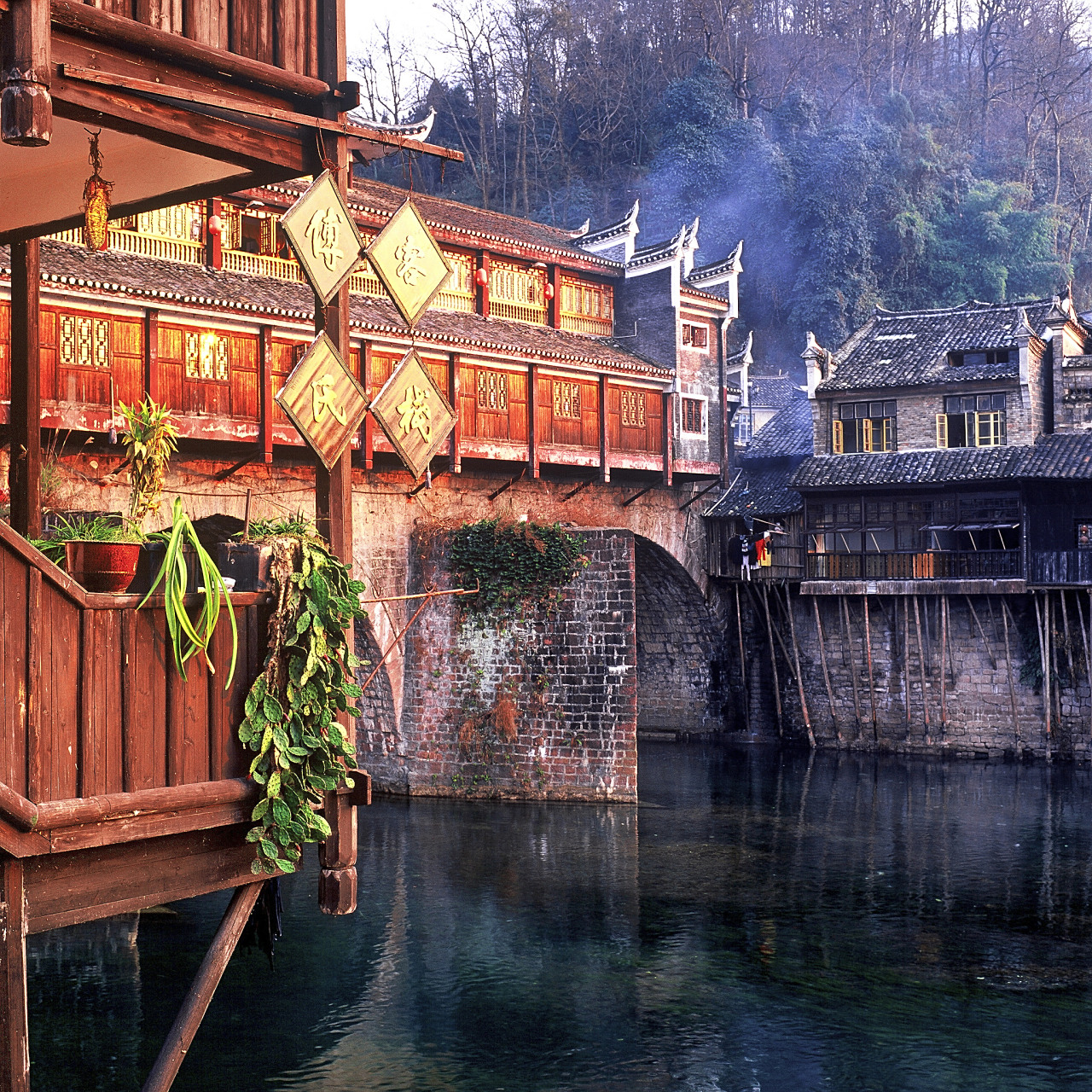 茶峒古镇位于湖南省湘西土家族苗族自治州花垣县,拥有丰富的民族文化