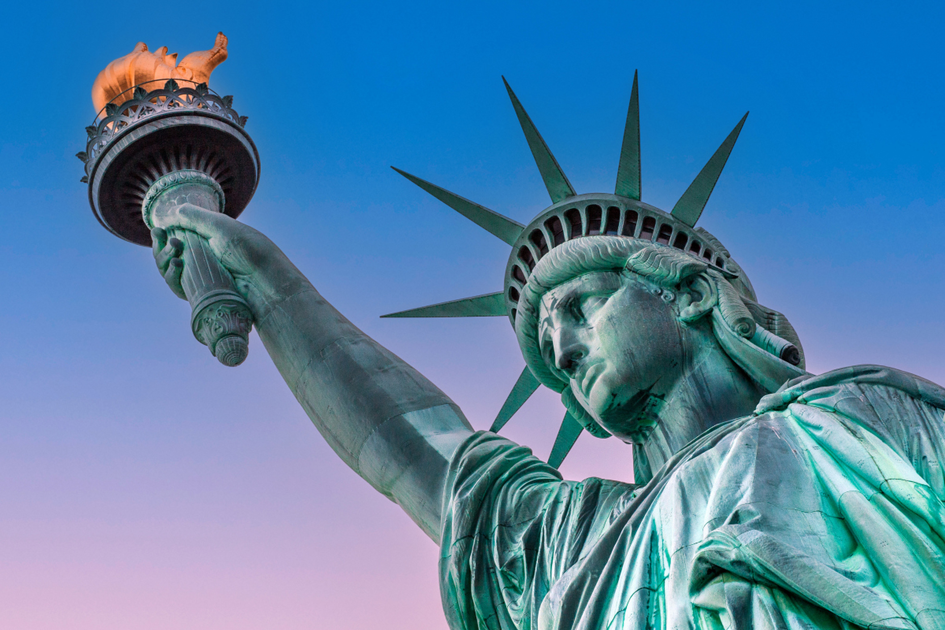 自由女神像是一座象征自由和民主的铜像,由法国赠送给美国,坐落在纽约
