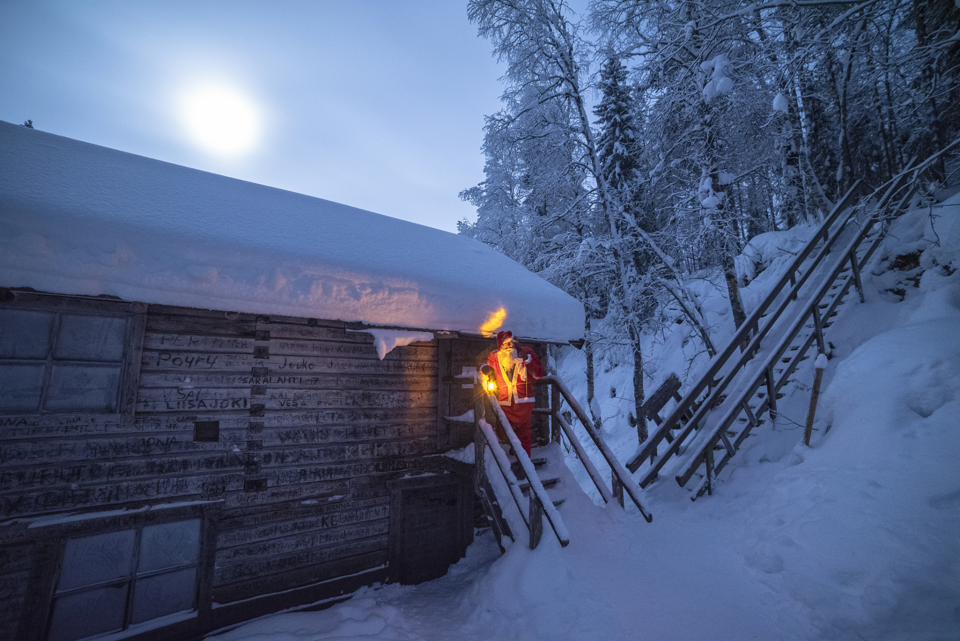 屋外是零下三十度的严寒,冰雪覆盖,寒风刺骨.