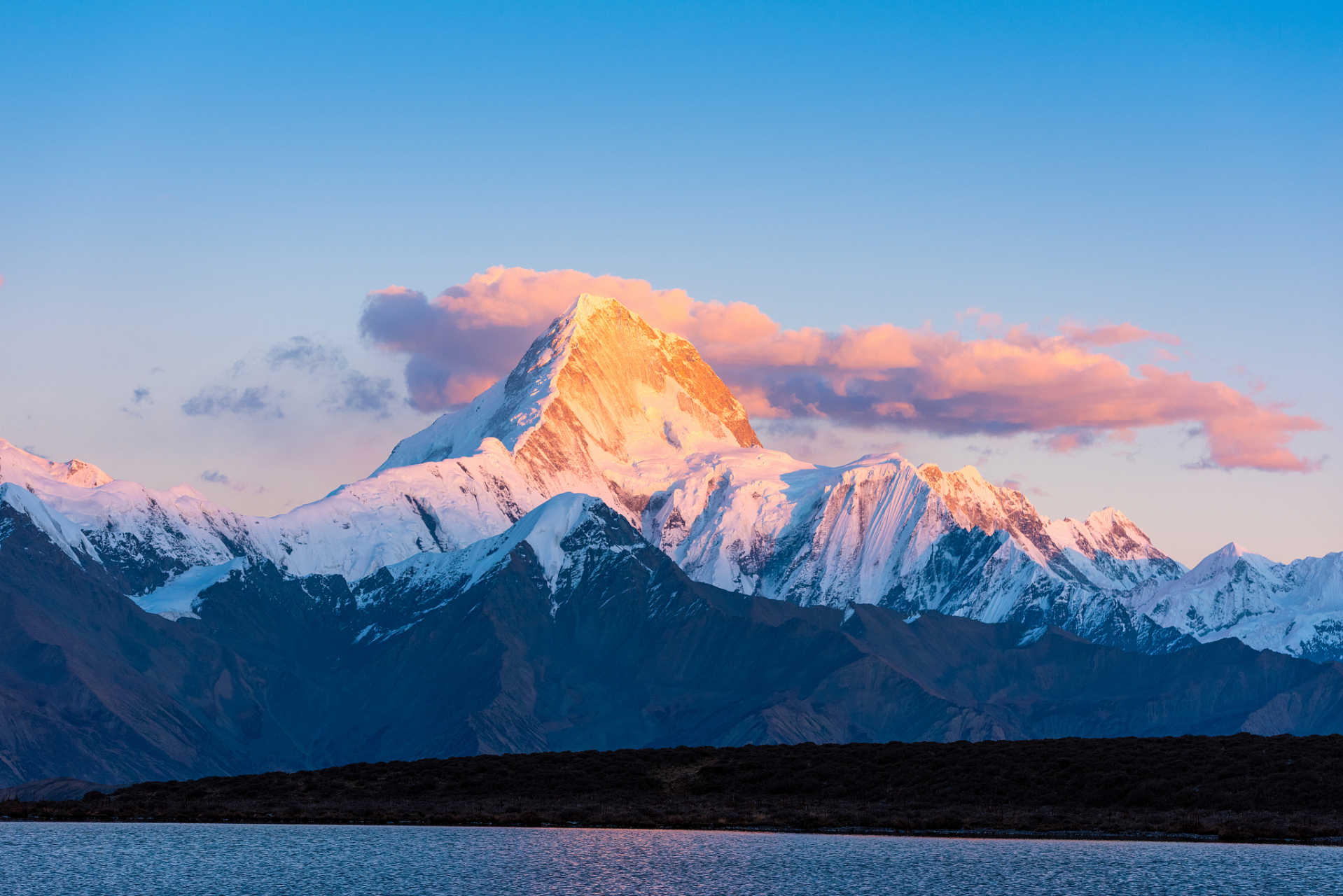 其主峰贡嘎主峰海拔7,556米,是攀登者的梦想之地.