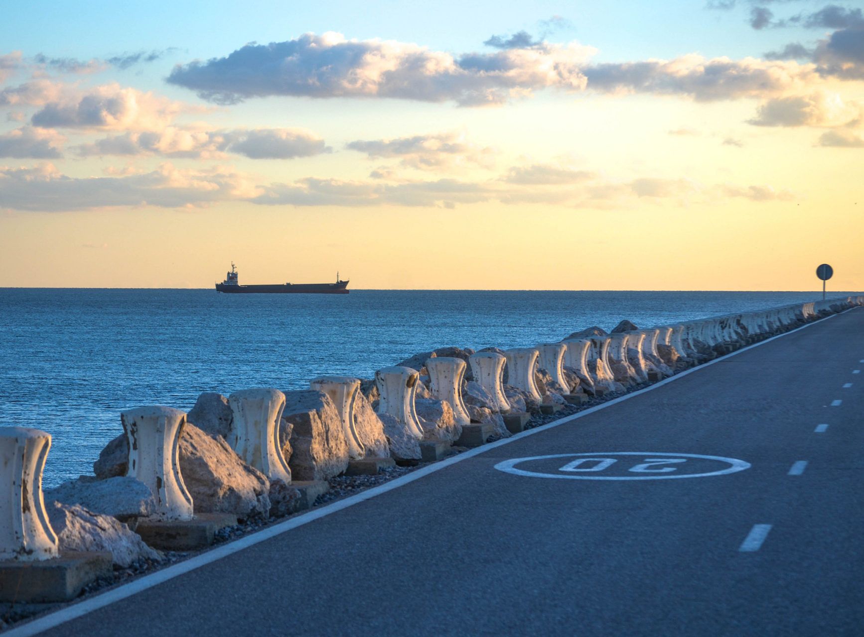 镜头里的春天# 春日出游大连滨海路充满了如画的风景和浪漫的氛围但 