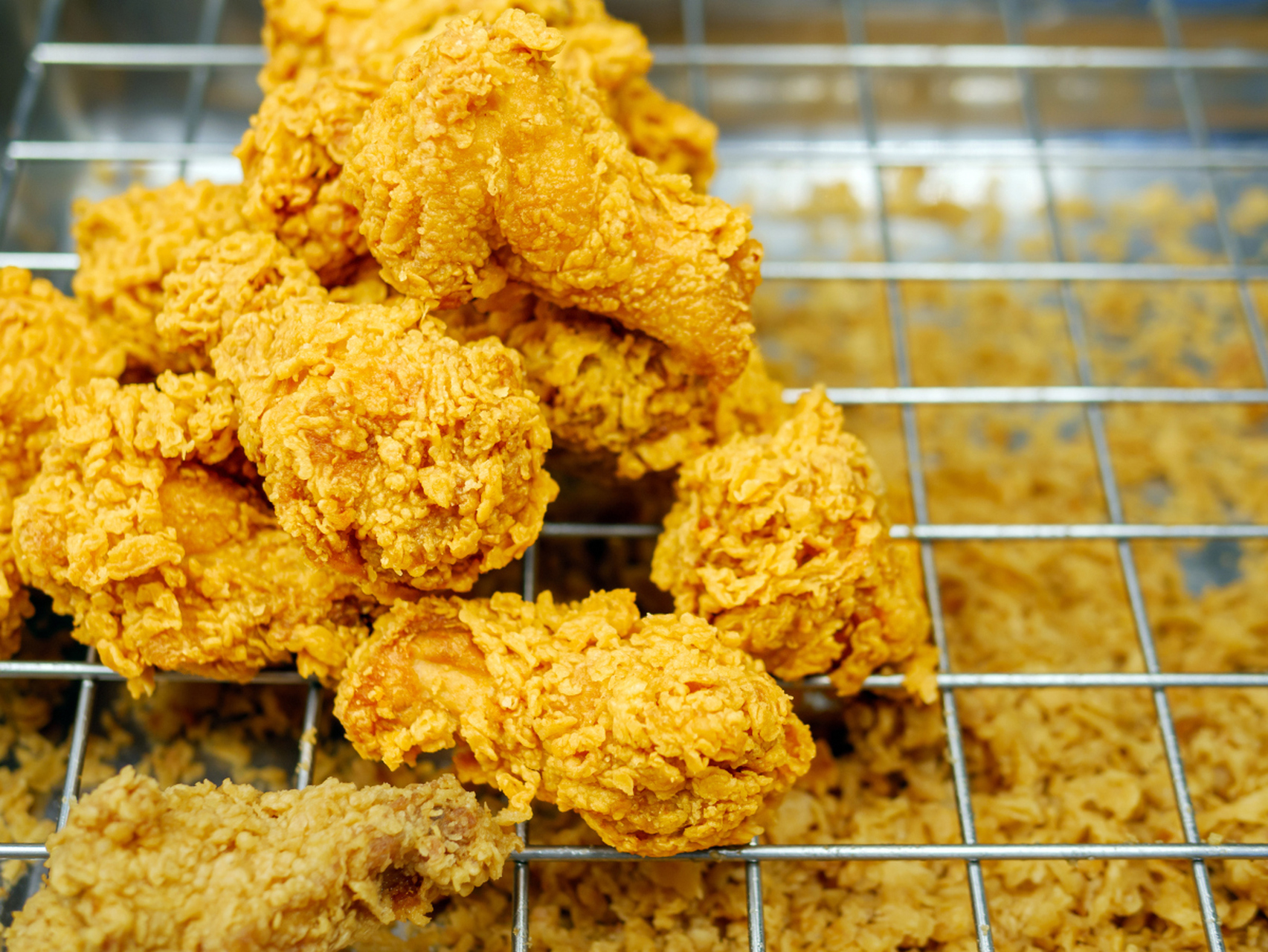 网红炸鸡席卷县城!高价热销背后,藏着怎样的消费秘密?