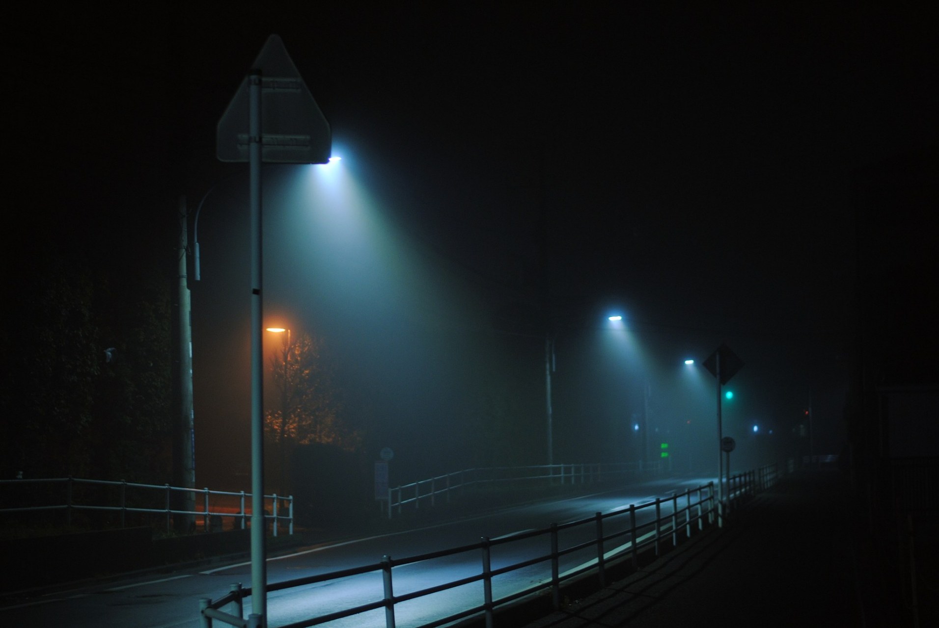 夜幕降临,城市里的车辆和行人变得稀少,只有寂静的街道和微弱的灯光