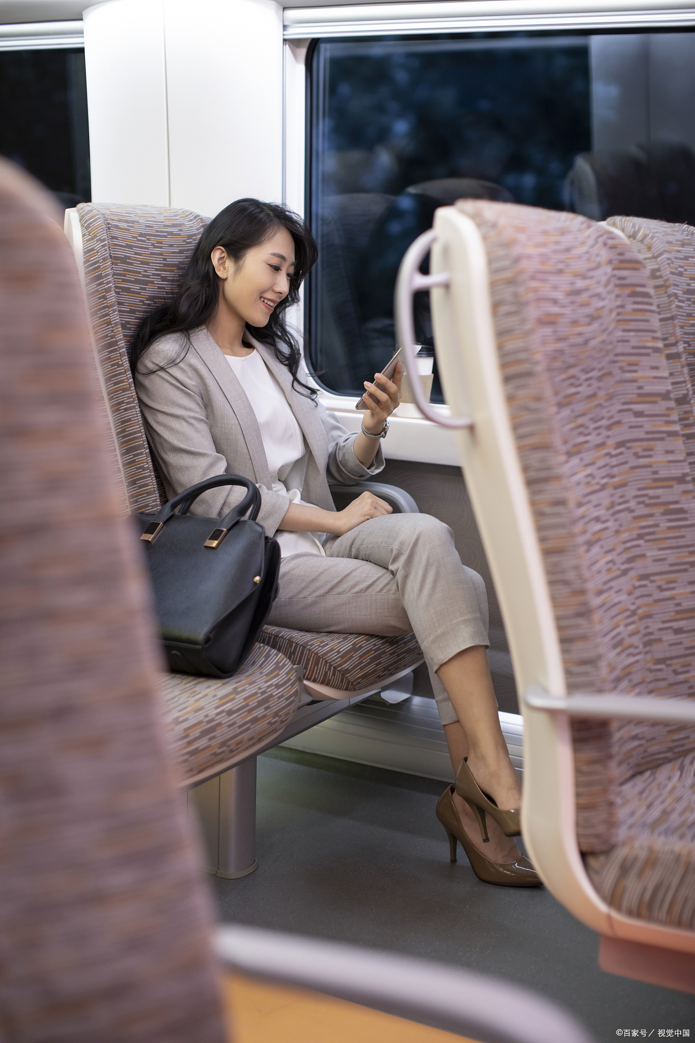 高铁美女高铁美女图片美女在高铁上接电话高铁上的美女高铁上女子美女