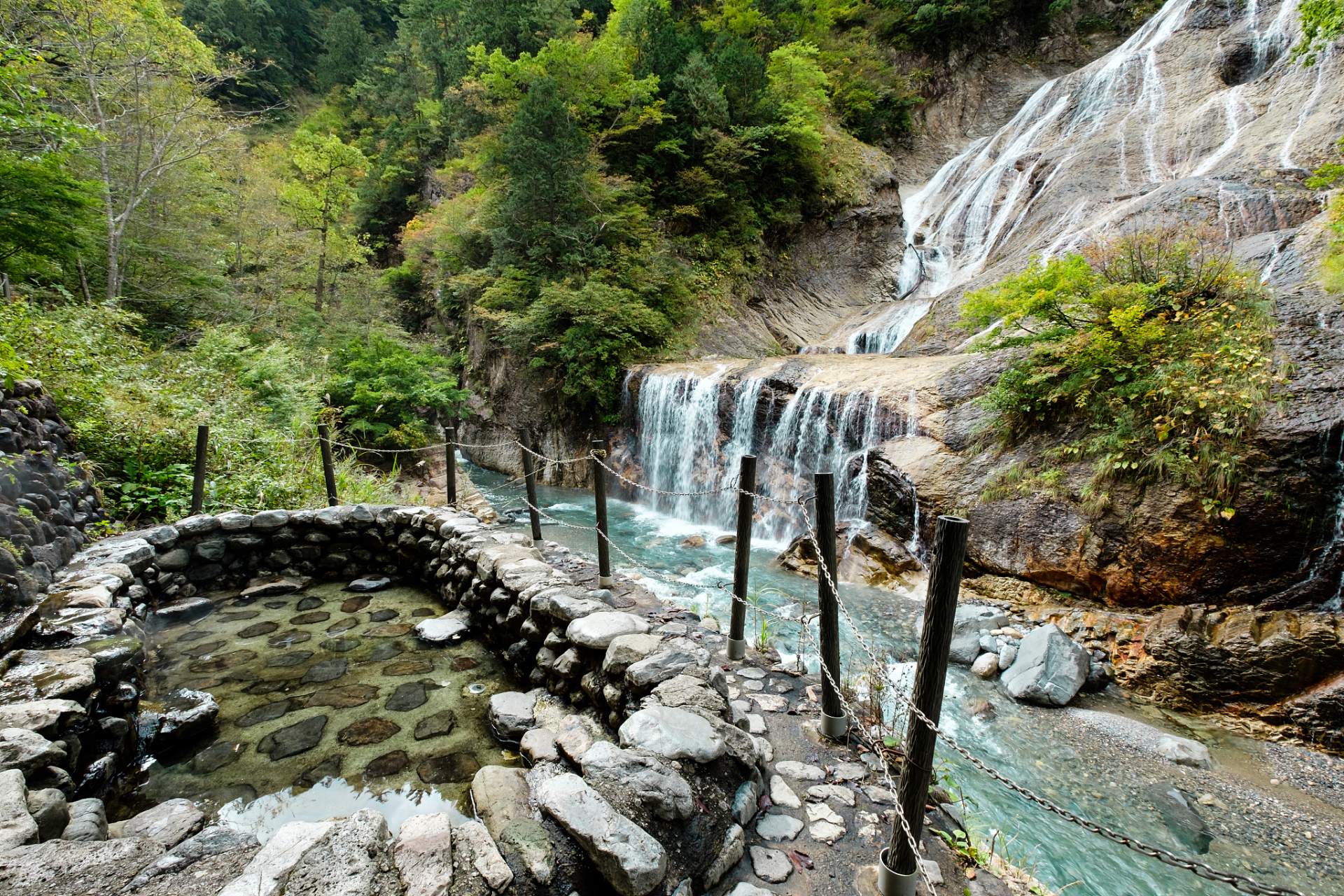 金丝峡一日游:探秘秦岭深处的奇景》  金丝峡,位于陕西省商洛市商南县