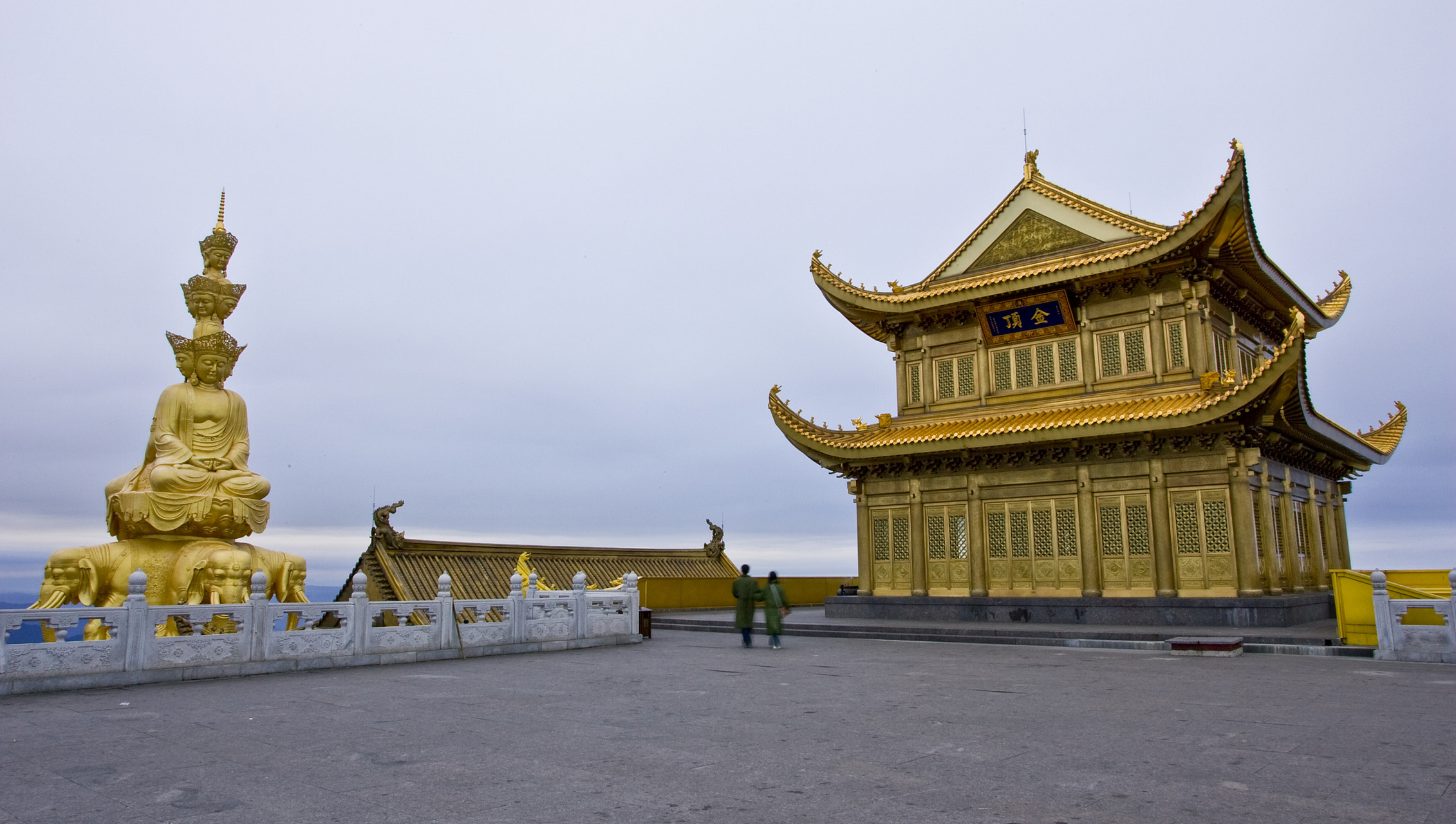 峨眉山金顶:峨眉山金顶位于四川省乐山市峨眉山,是峨眉山的著名景点.