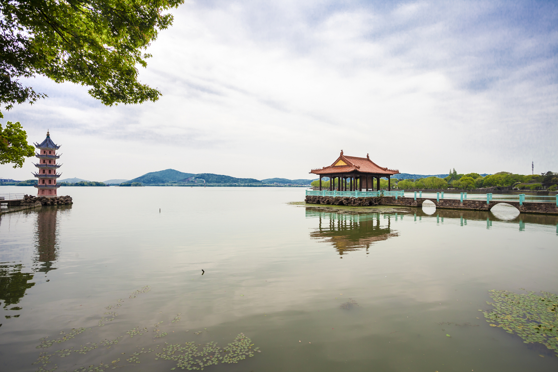 这次旅行,我有幸造访了位于中国江苏省徐州市的云龙湖风景区,一个集