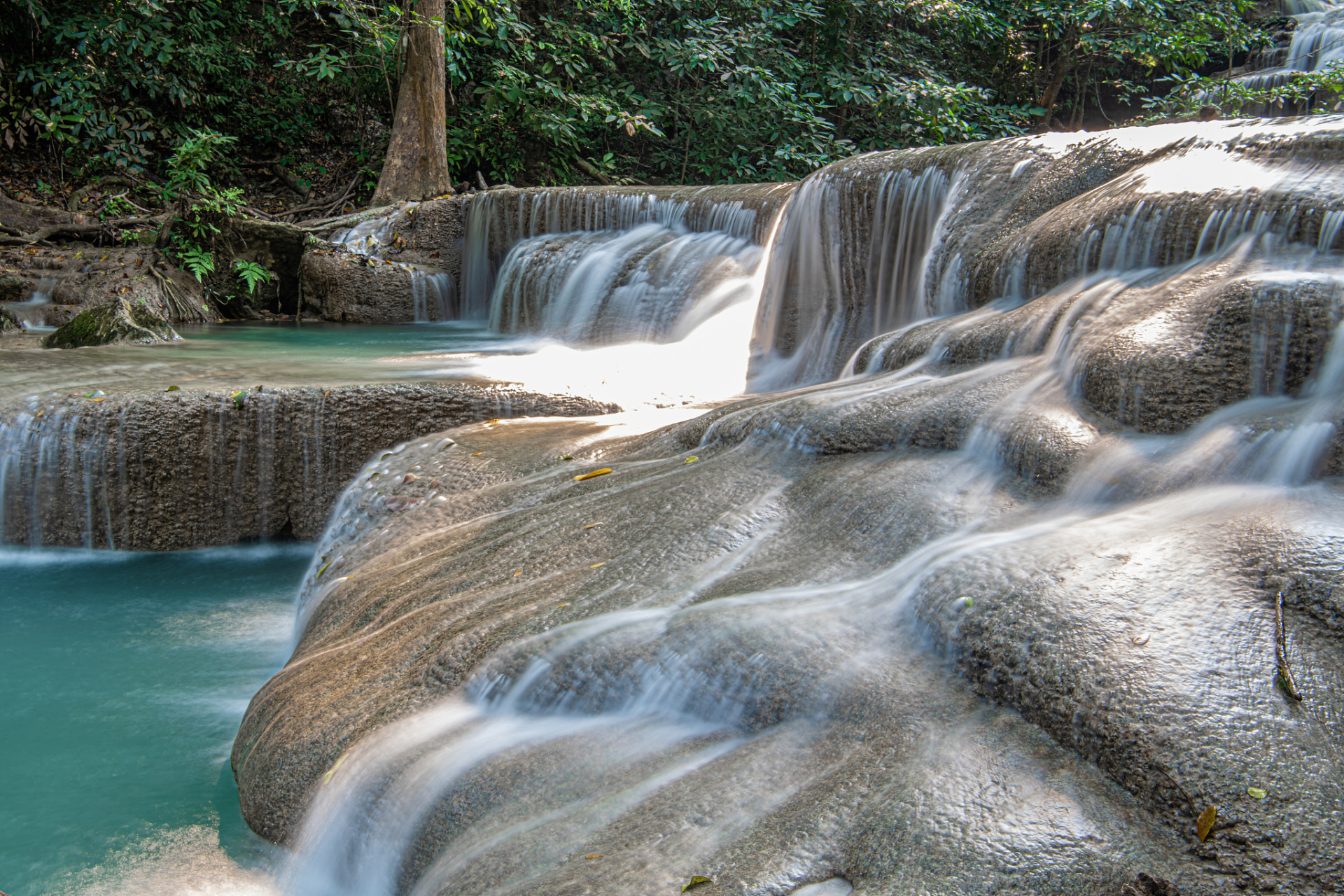 陡坡塘瀑布顶上是一个面积达1.