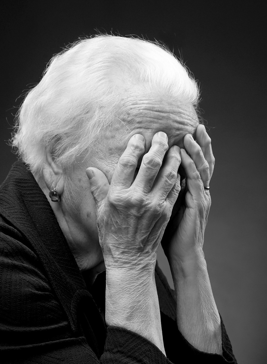 更糟糕的是他患有老年痴呆症无法保护自己