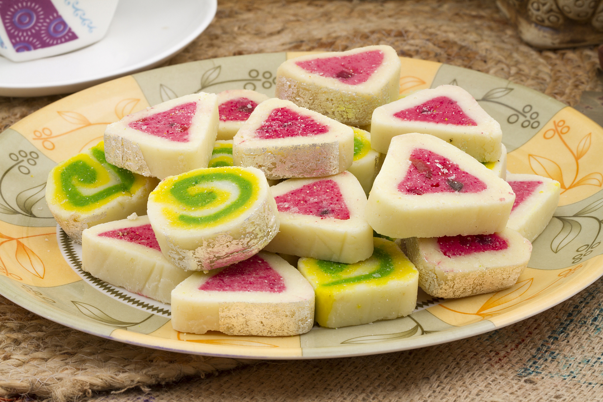 杭州定胜糕,据说是南宋百姓为了鼓舞韩家军出征而特制的一种糕点