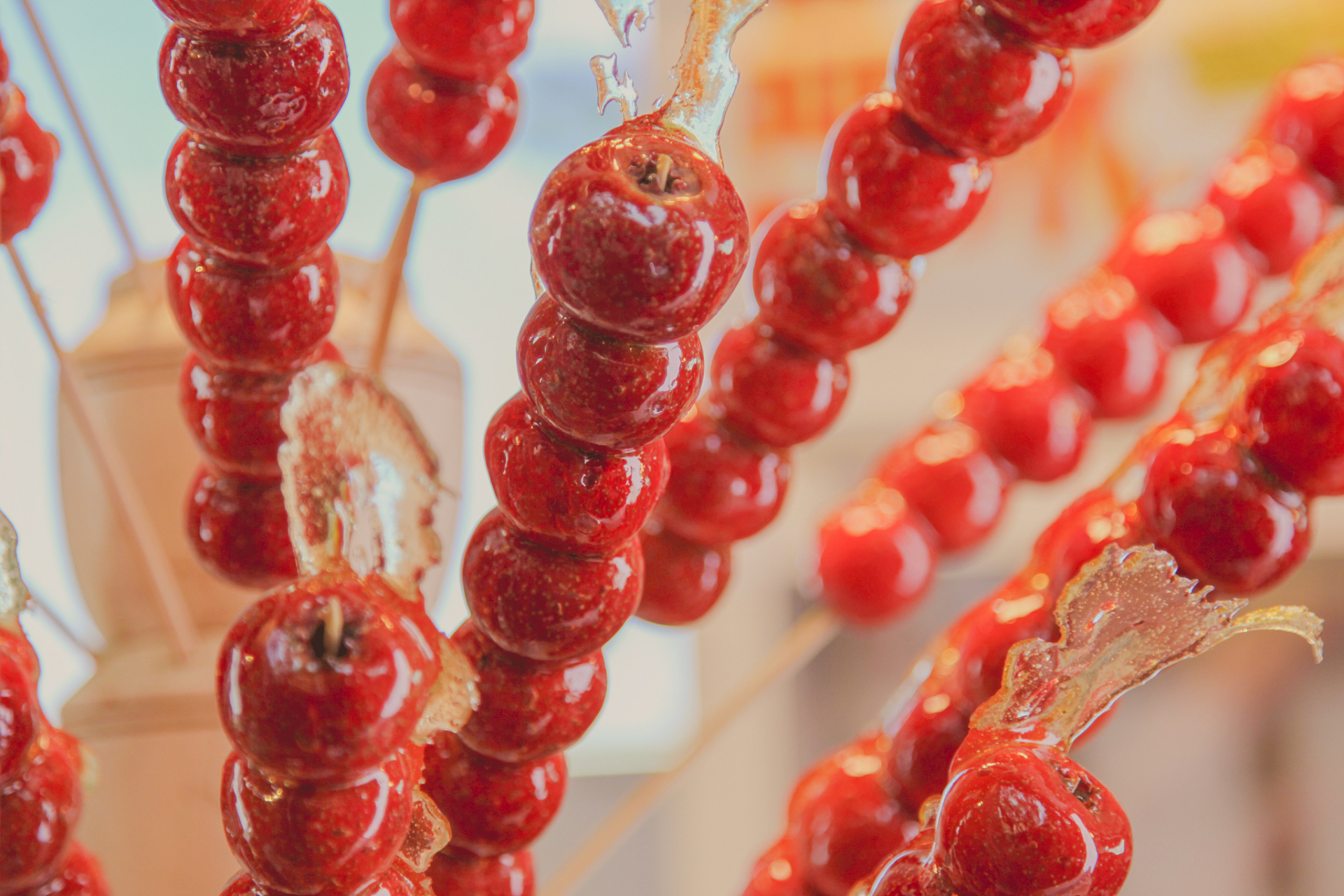 大家好,欢迎来到农村美食课堂,想要在家制作美味的糖葫芦,快来跟我们