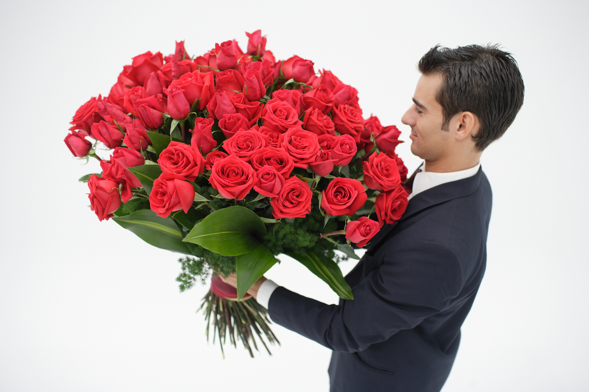 在面对男生送花时,要委婉拒绝并注意言行举止得当,尊重男生的感受并