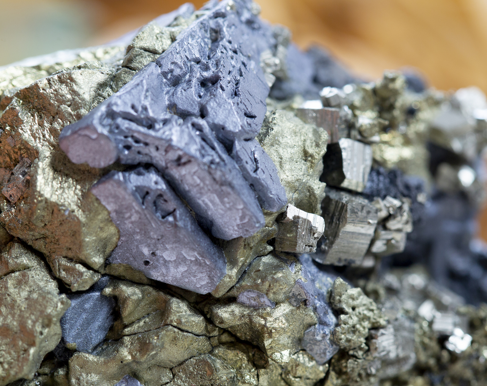 长期在那个环境工作,对健康无好处,随便干个啥活,也不要做污染和粉尘