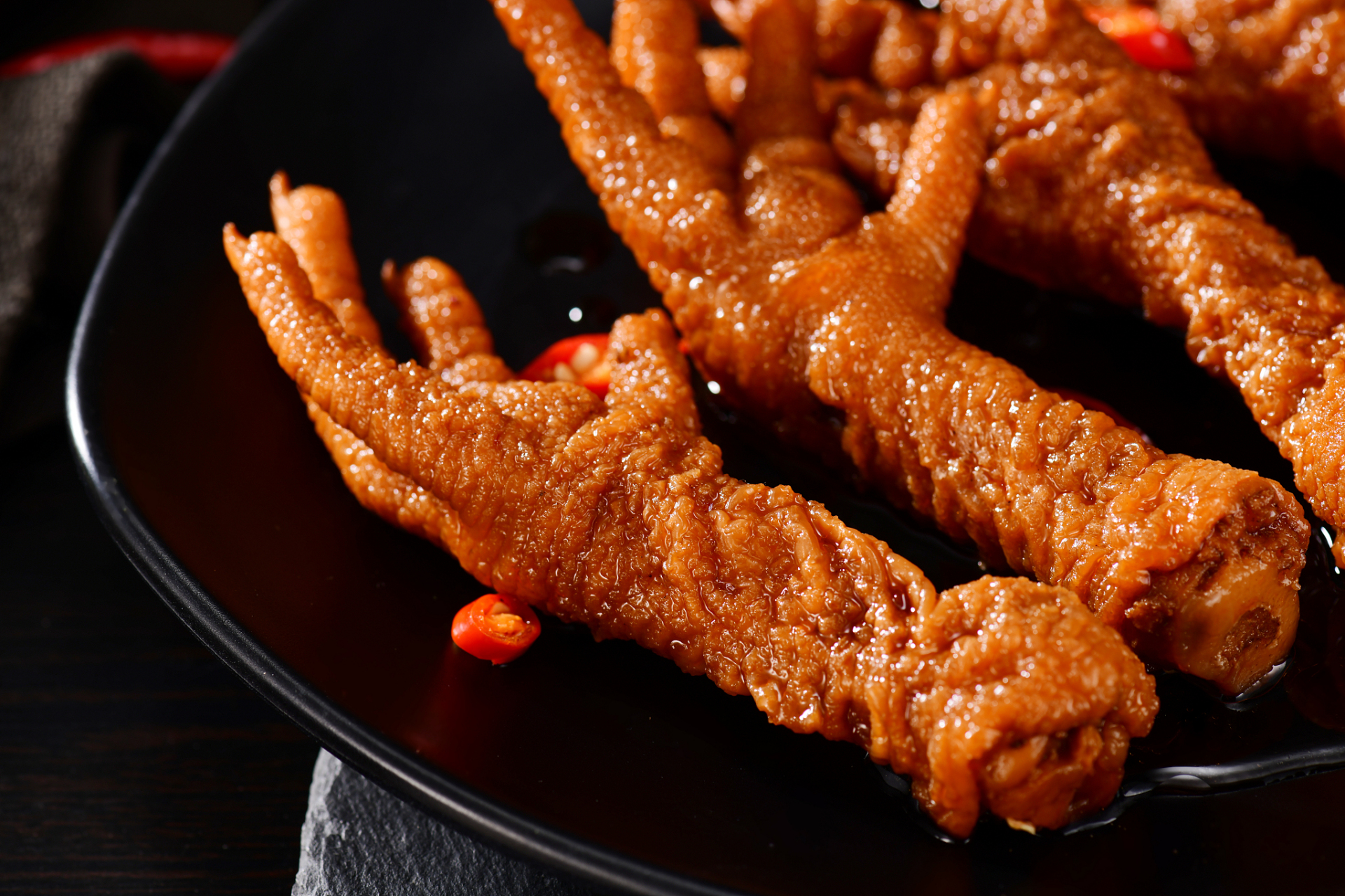 虎皮凤爪是一道广东传统的点心,也是中式茶点中的佼佼者.