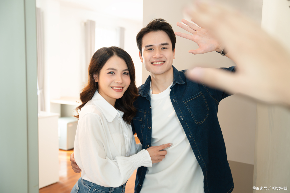 两人都在一个公司上班,戈丽长相甜美,付涛追求戈丽