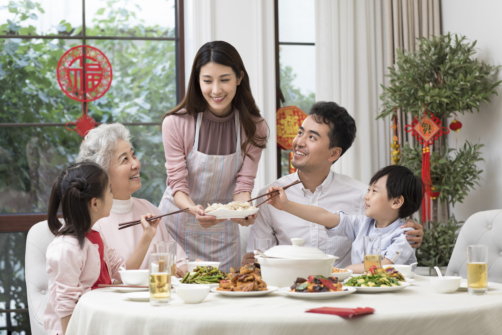 一家人在家吃饭图片