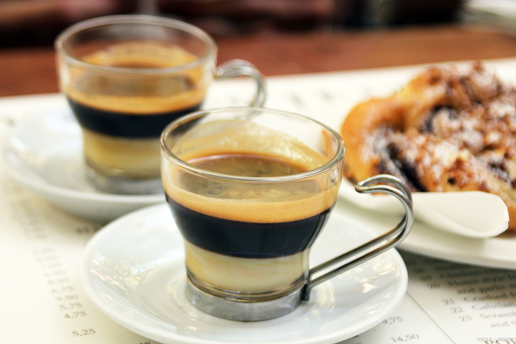 拿铁(latte):拿铁是一种由浓缩咖啡和牛奶以特定比例