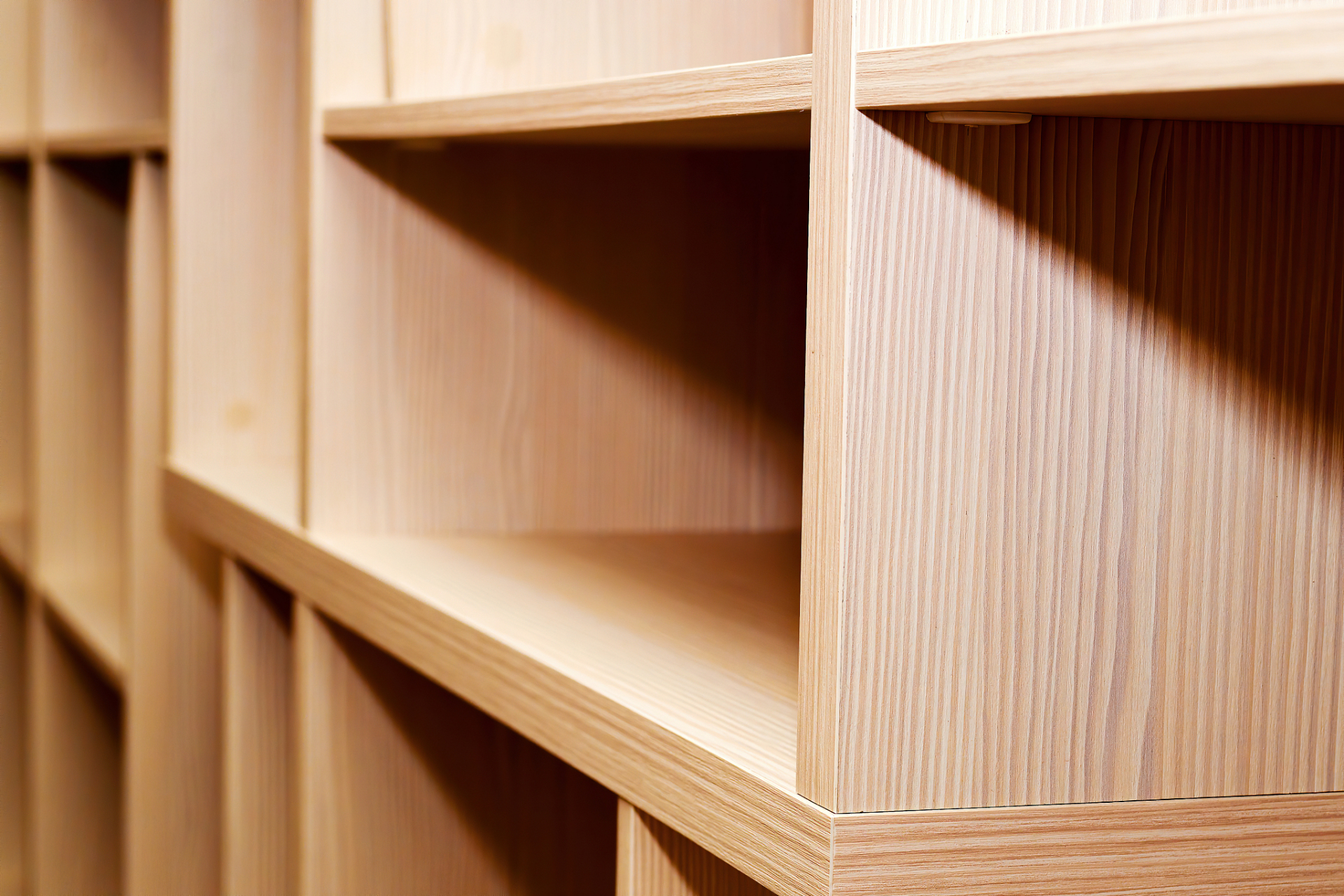 松木家具轻便,耐用,天然环保,易于加工,色彩自然且价格适中.