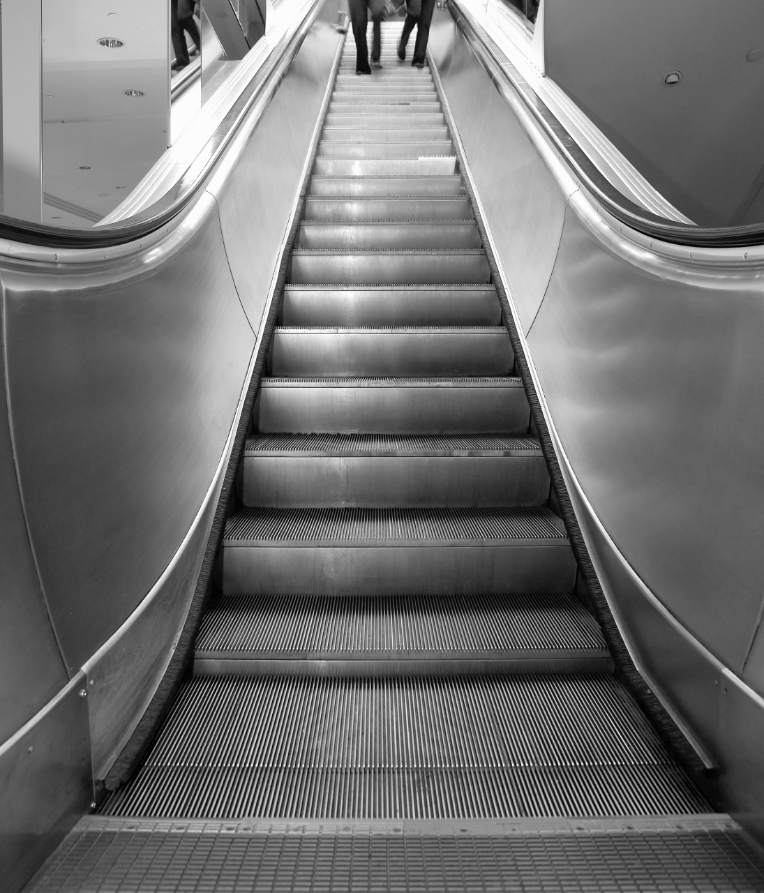 刷新闻,北京一男子乘扶手电梯,用手肘猛拐身前一女子,并吐口水.