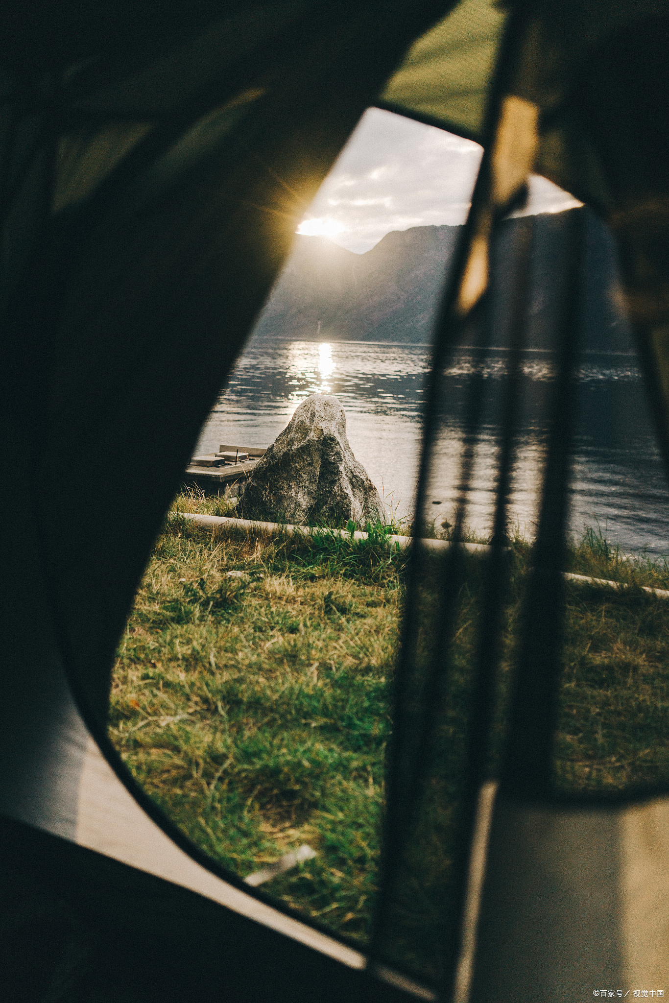 树叶缝隙光让人难忘的图片缝隙里的光难忘今日图片拿树叶黄昏让人难忘