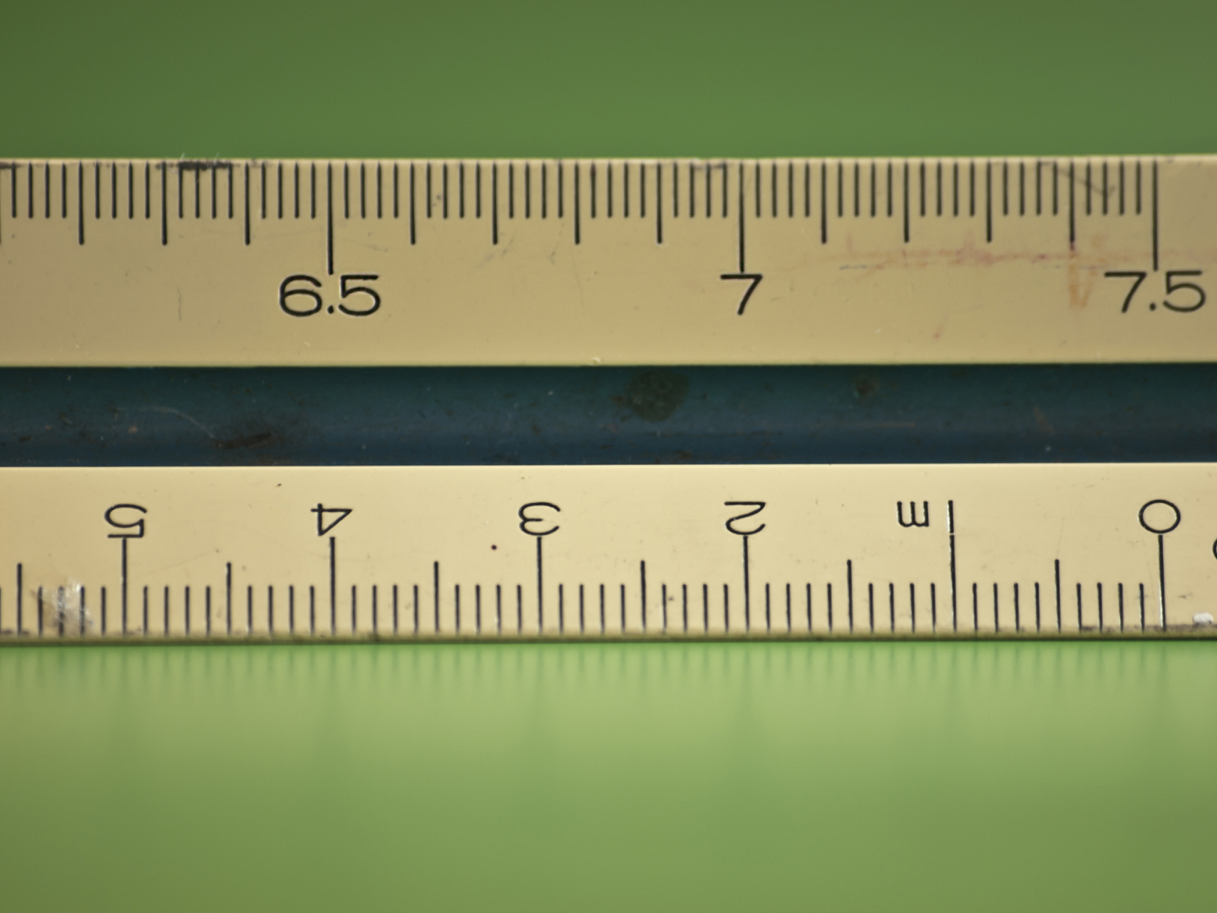 厘米和寸的换算方法 厘米和寸是两种不同的长度单位,它们之间的换算