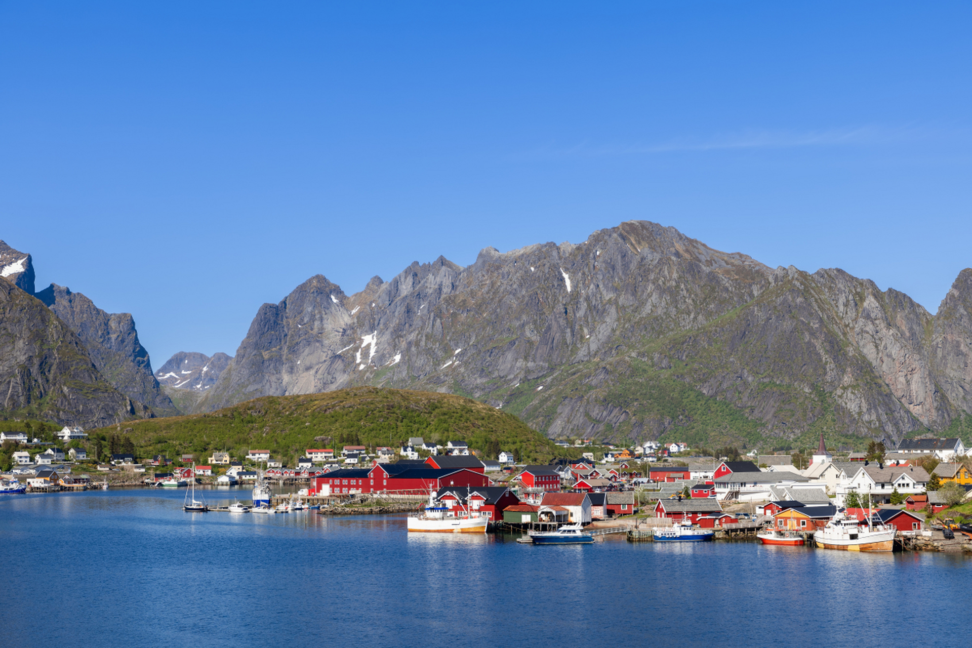 跨年创作挑战赛# 罗弗敦群岛是挪威著名的景点之一,岛上有许多美赖哪