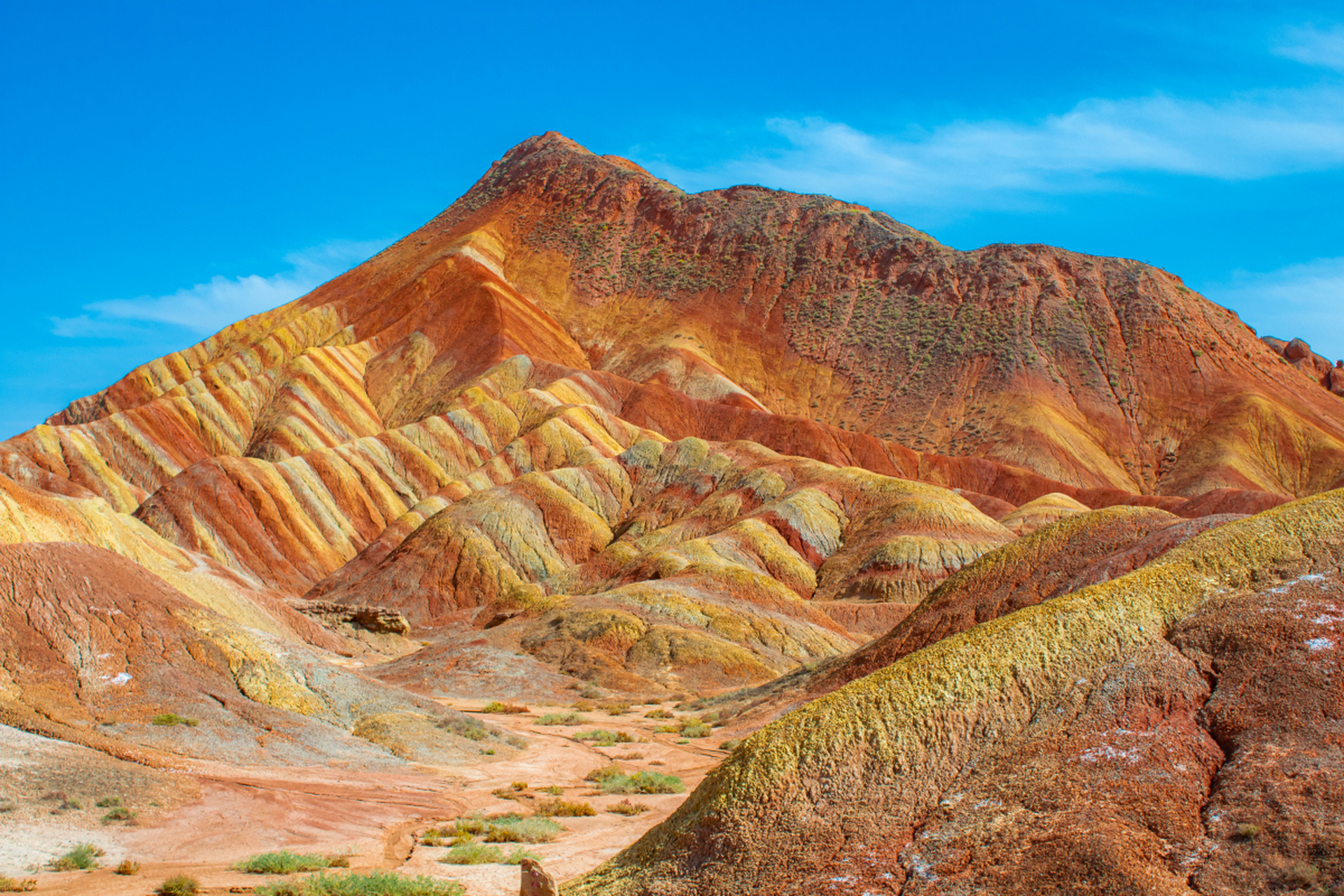 在晴朗的天空下,山脉犹如火焰般燃烧,令人震撼.
