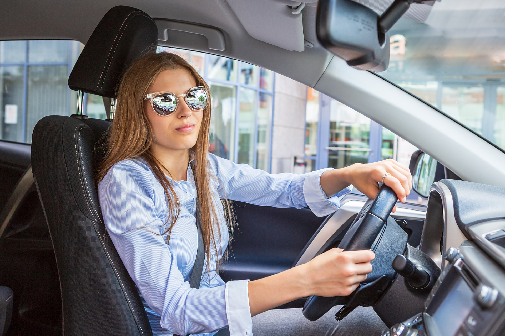 近日,有一名女子在西安市乘坐出租车时,长期不给司机付款,最终被警方