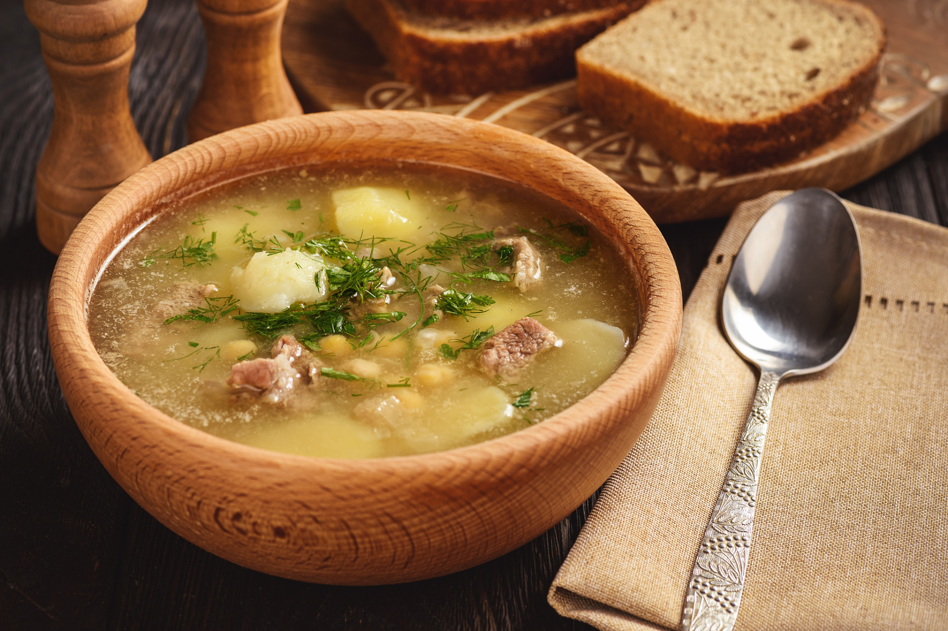 汤是一种传统的中国菜肴,它的制作方法非常简单,但是它的味道却十分