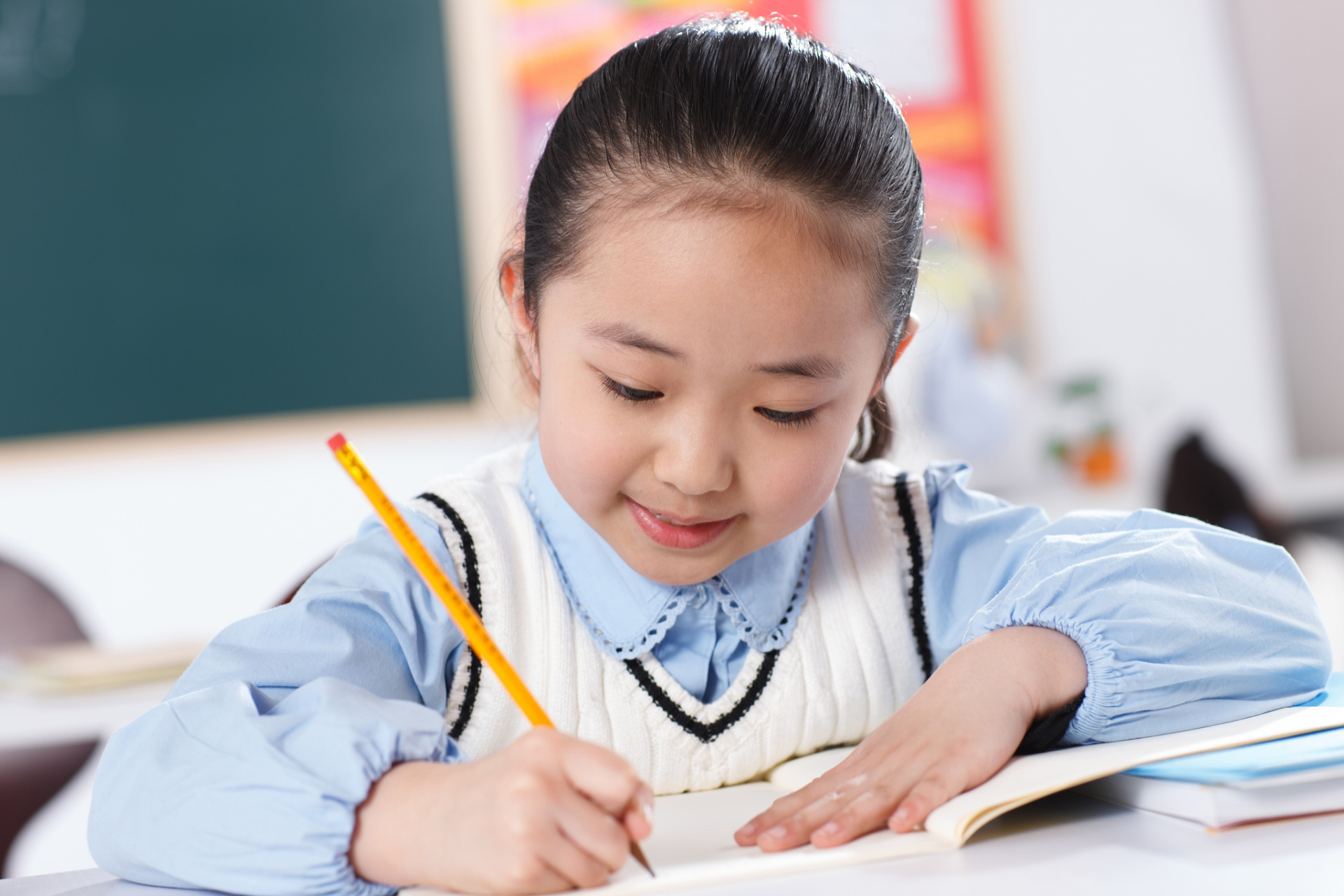 一年级学生需掌握基本写作规范,如握笔姿势,书写规范,作文结构和标点